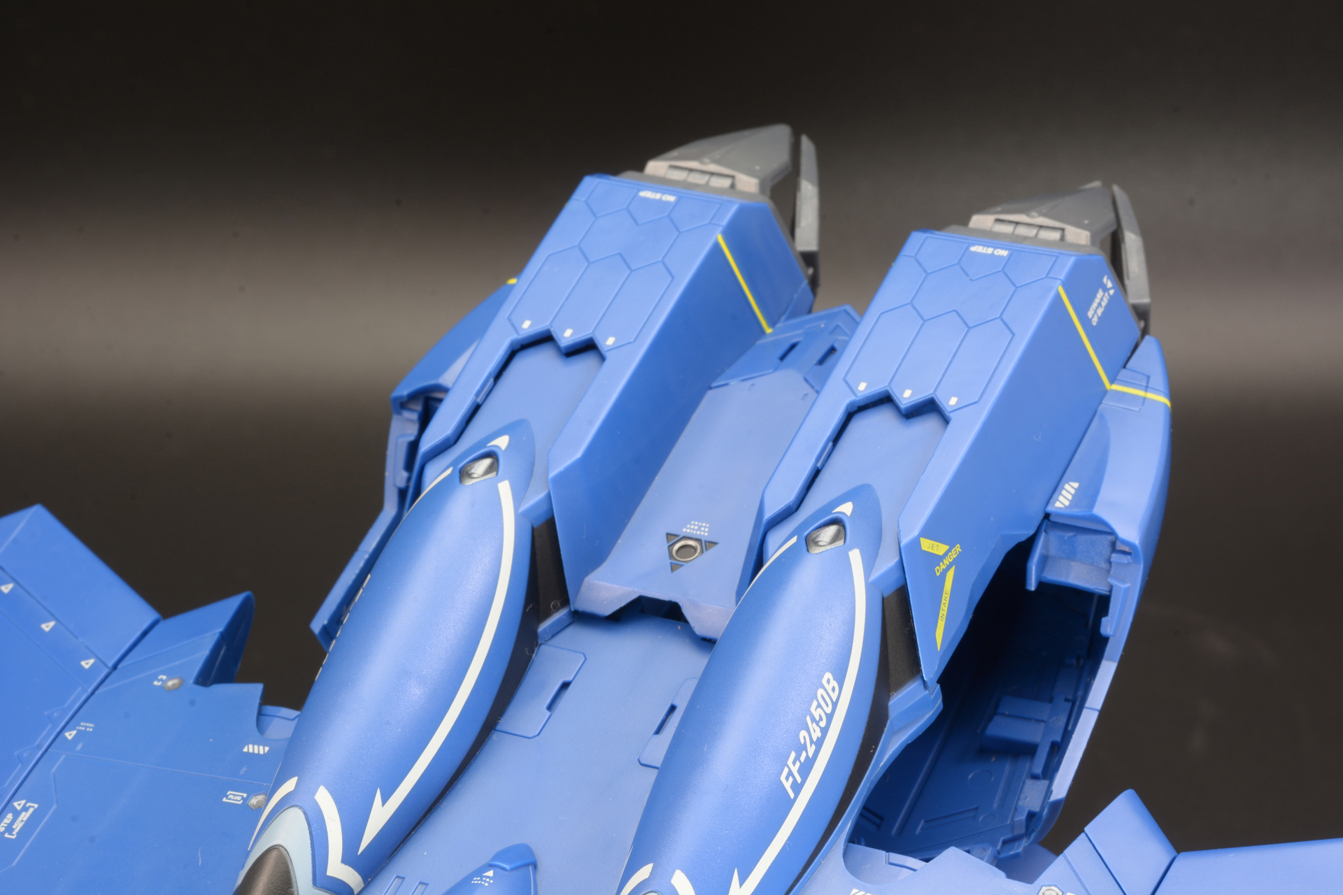 機体をひっくり返し、エンジン部分の中央をへこませ段差を作る