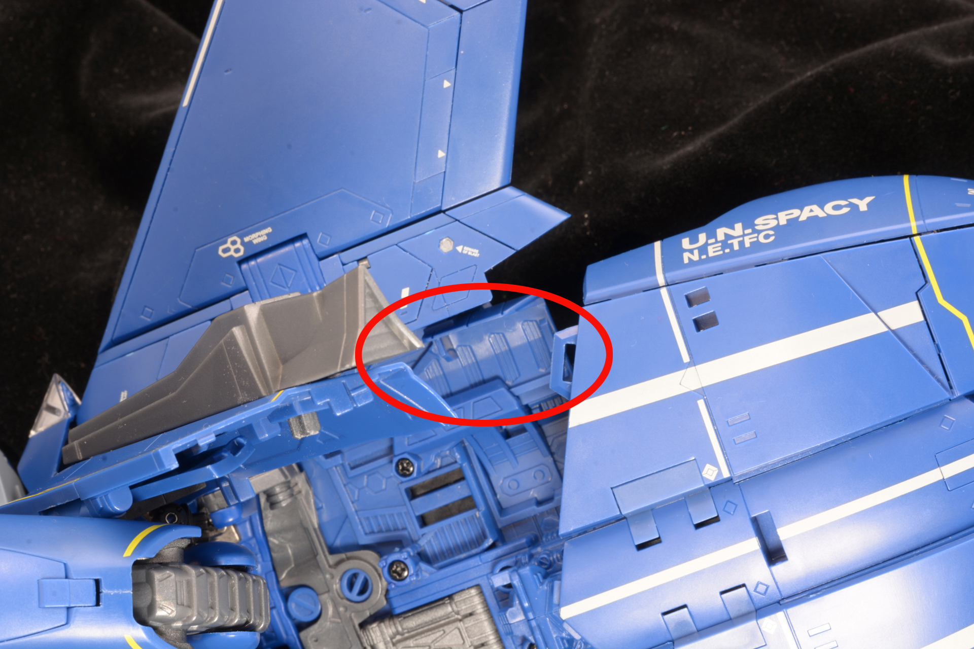 こちらは機体内部、爪を引っかけシャッター部分を引き出す