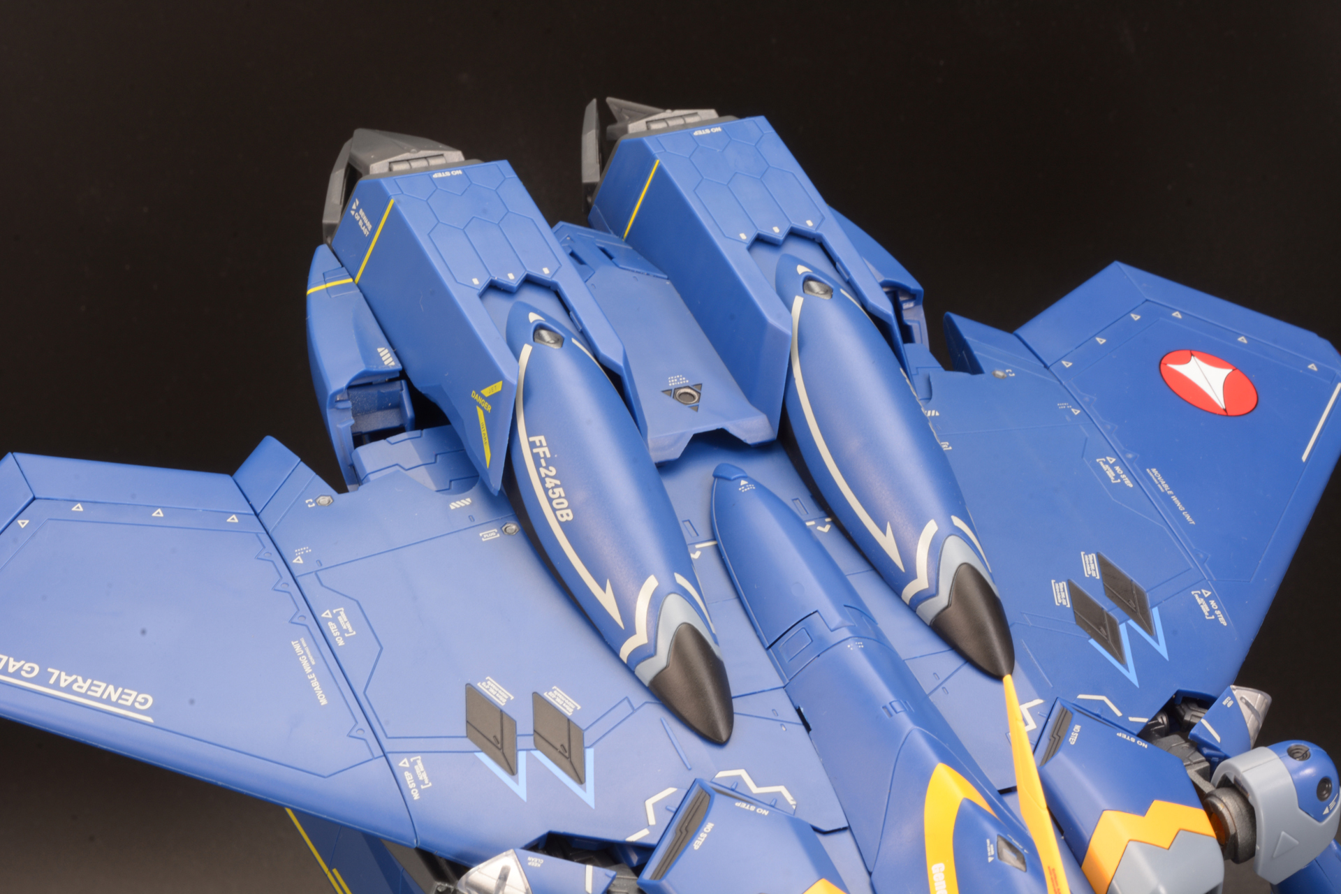 バックパック後部を縮ませる