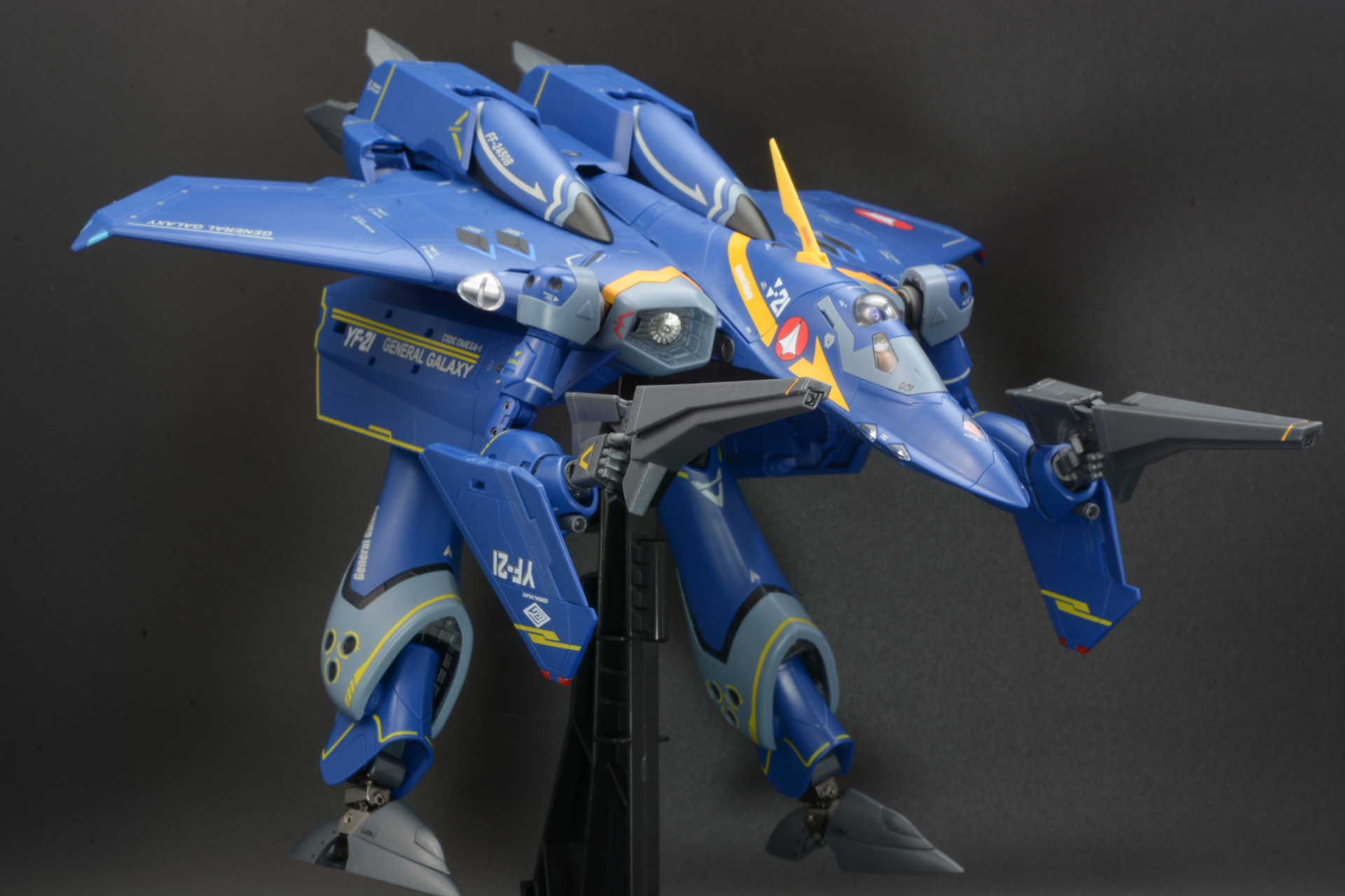 両腕に構えさせればガウォークへの変形完了だ