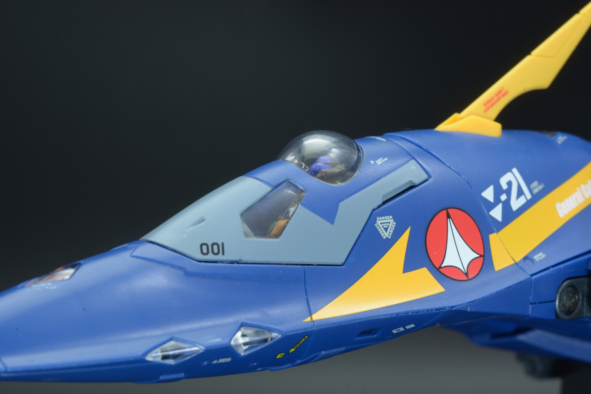 透明部分が最小限の独特のキャノピー