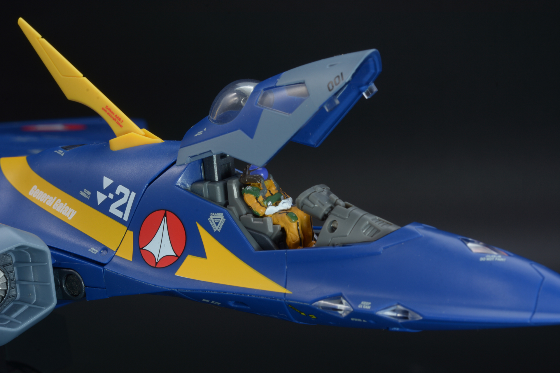 内部ではガルドのフィギュアがコクピットに収まっている。手の形も原作通り