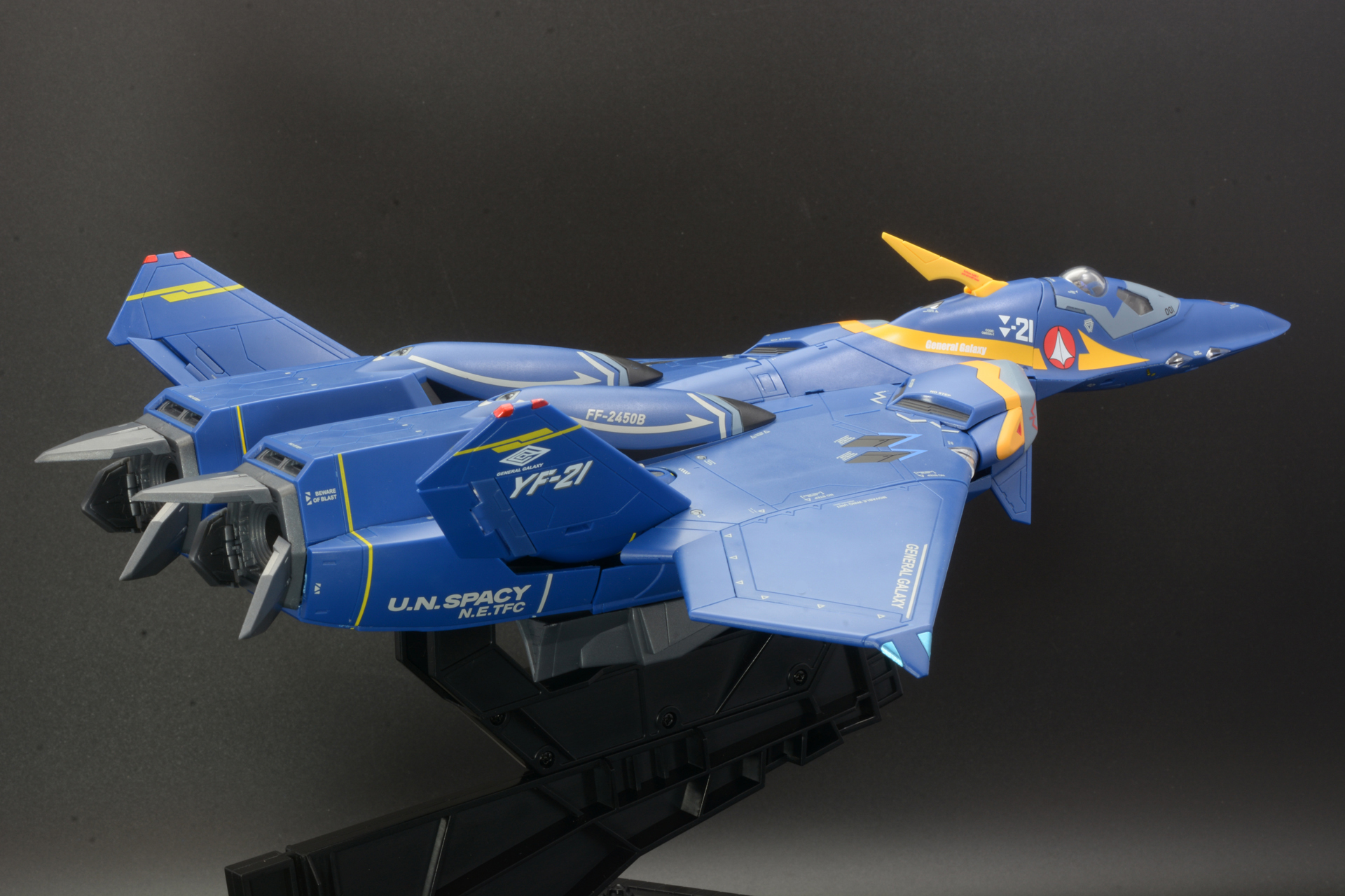 後ろから。機首から機体に繋がるラインは何度かリテイクが加えられたとのこと