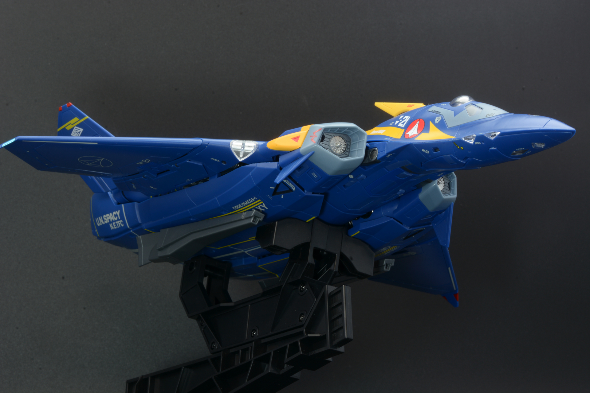 見上げる。機体の薄さは苦労したポイント