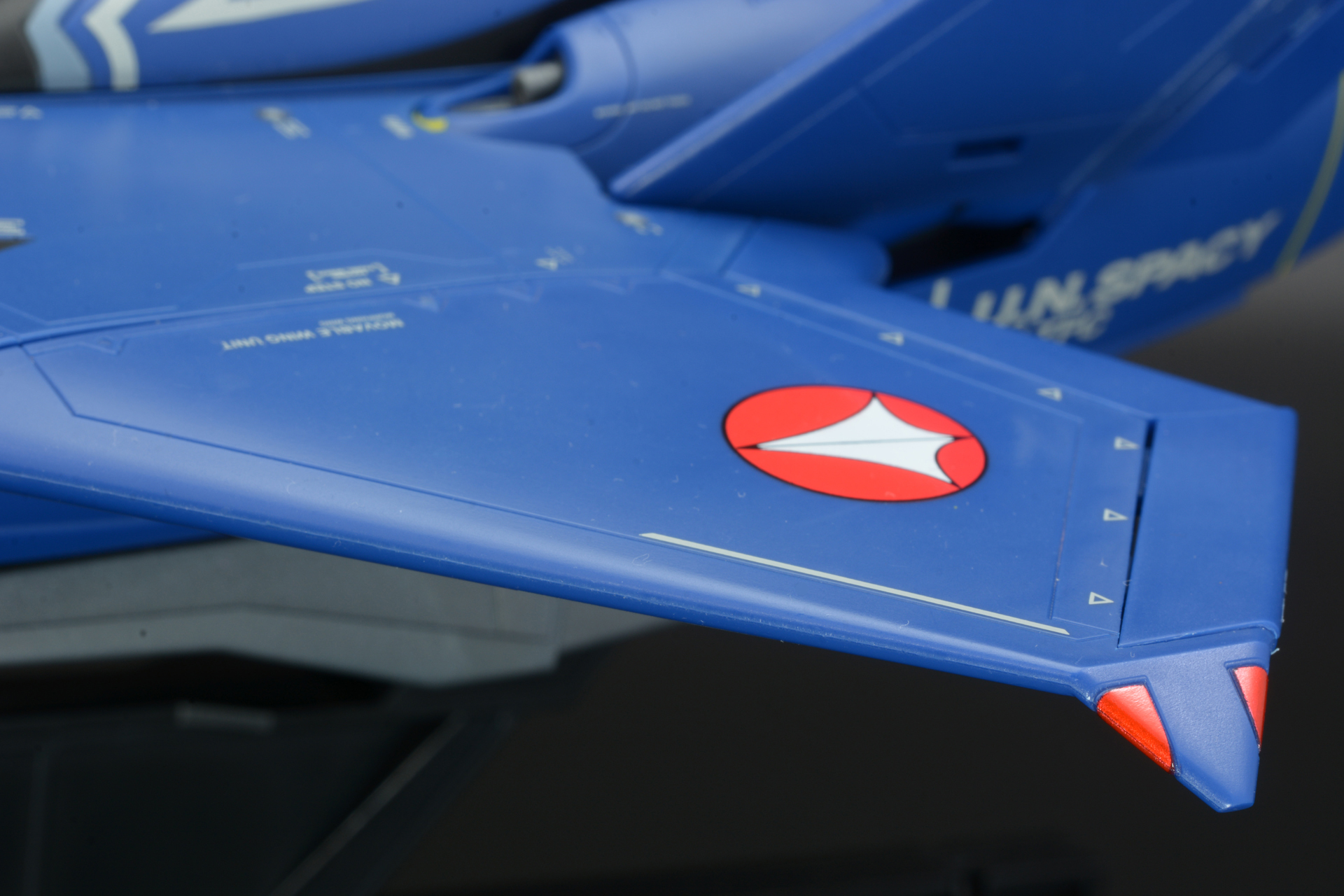 主翼には新統合軍のマーキングがある