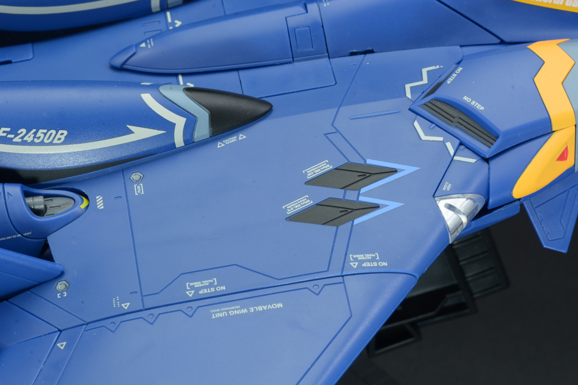 黒い菱形部分はミサイルの射出口だ