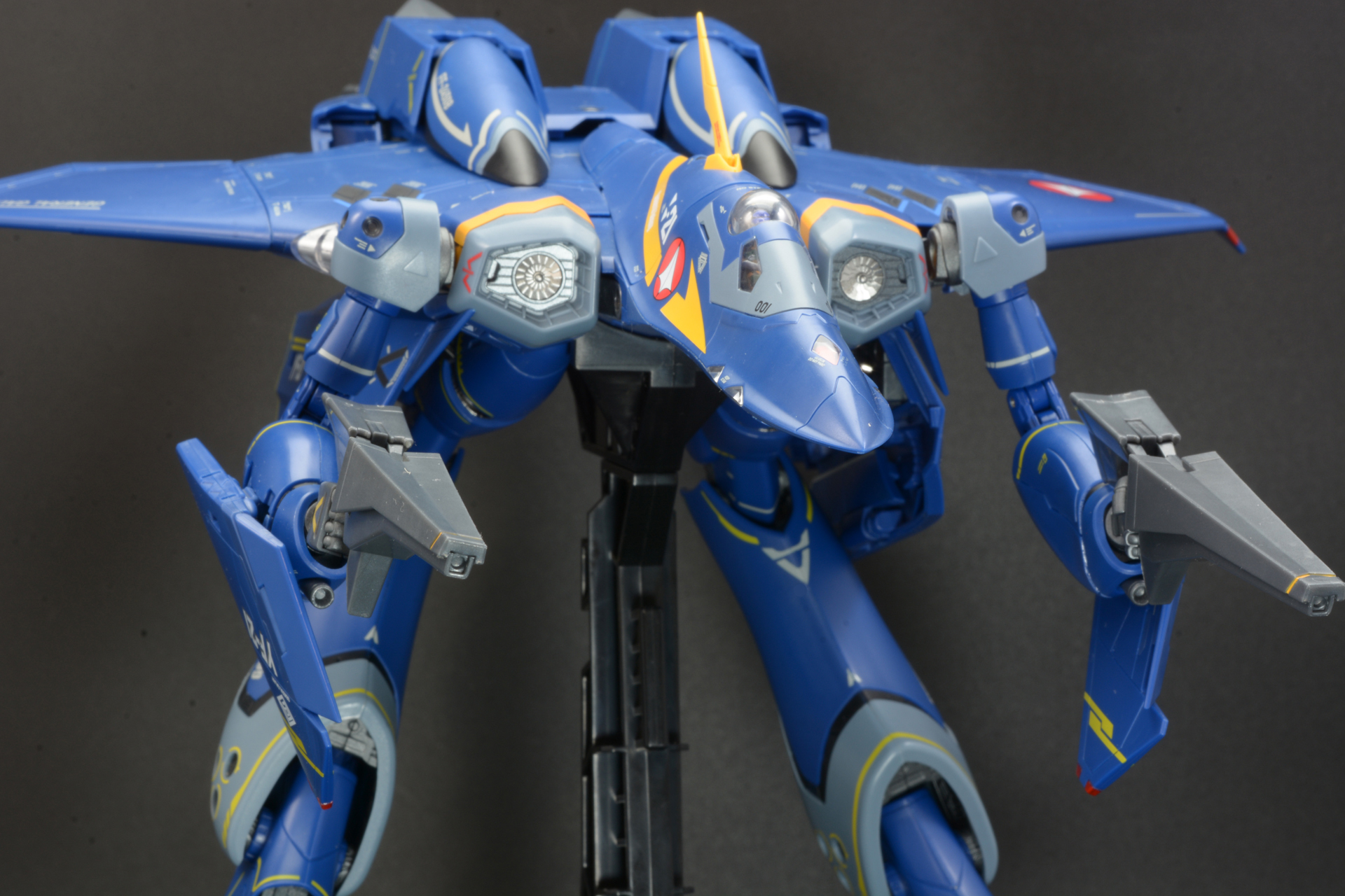 両手に持ったガンポッドはケースレス弾薬を使用しており、弾丸を発射しても薬莢をまきちらさない