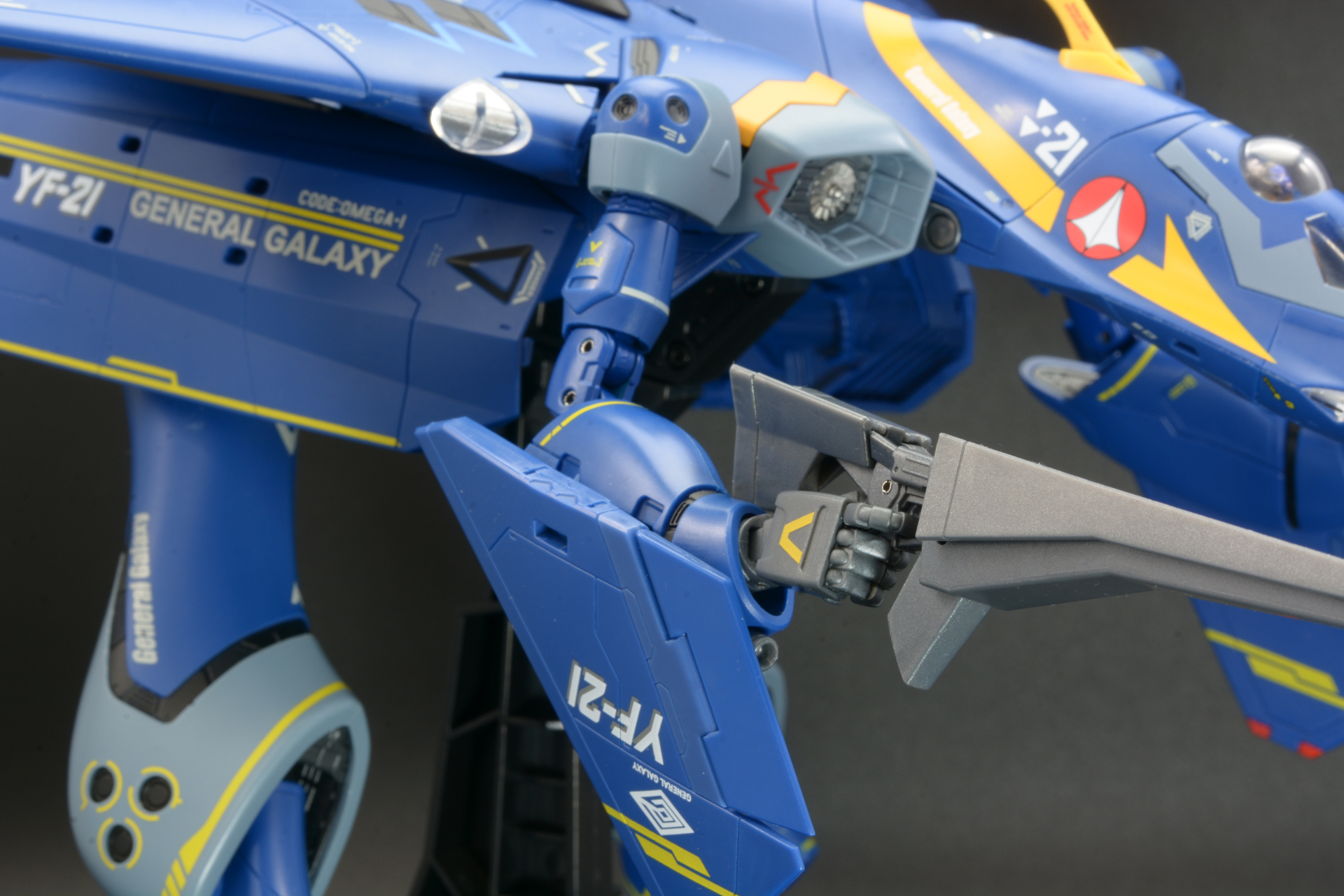 細身の腕には多くの関節が仕込まれている