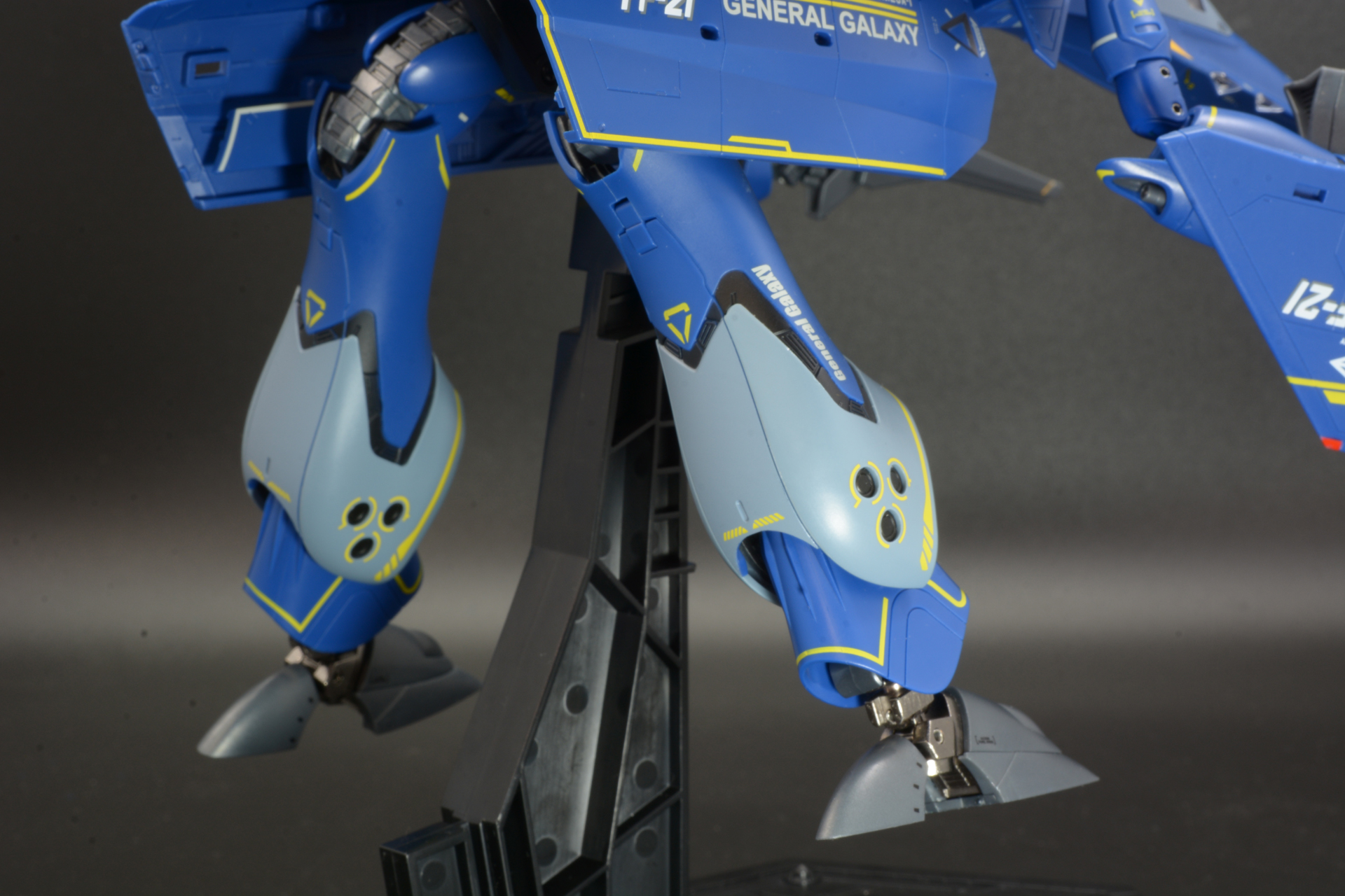 エンジンがない分、YF-21の足は他のVFに比べ独特の形状をしている