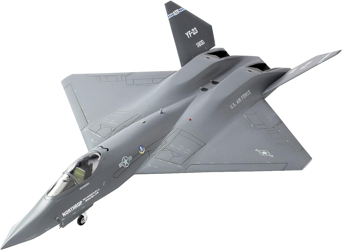 こちらは実在した試作機YF-23。画像はプラッツのプラモデル「1/72 アメリカ空軍 試作戦闘機 YF-23」
