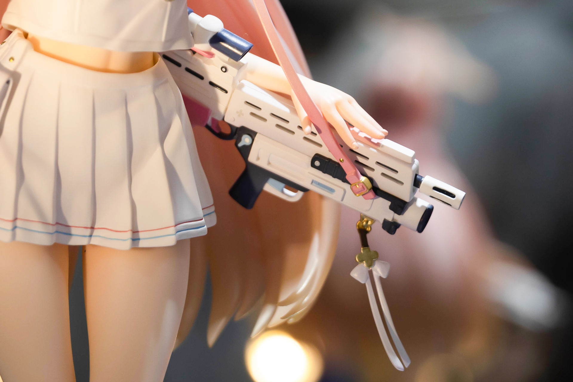 まるでバッグのように肩から提げた銃もおしゃれだ