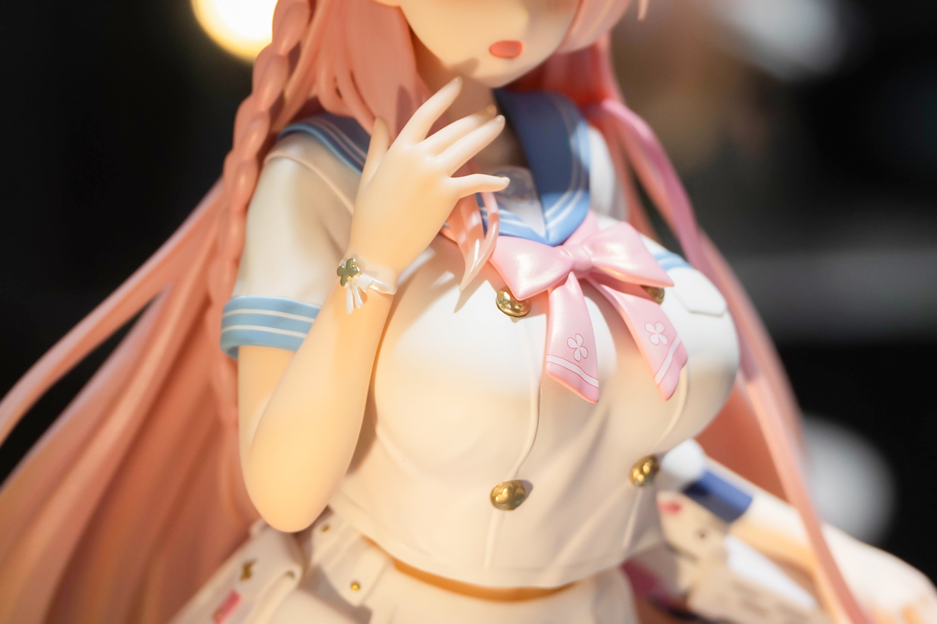 手首にも可愛らしいアクセサリーが付けられている