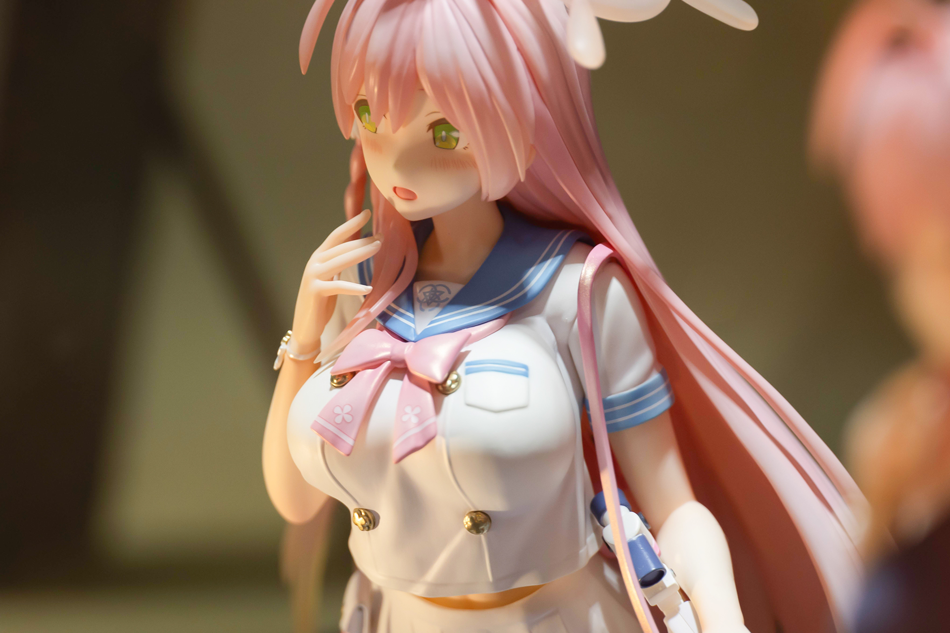 制服のシワなど造形も見事だ