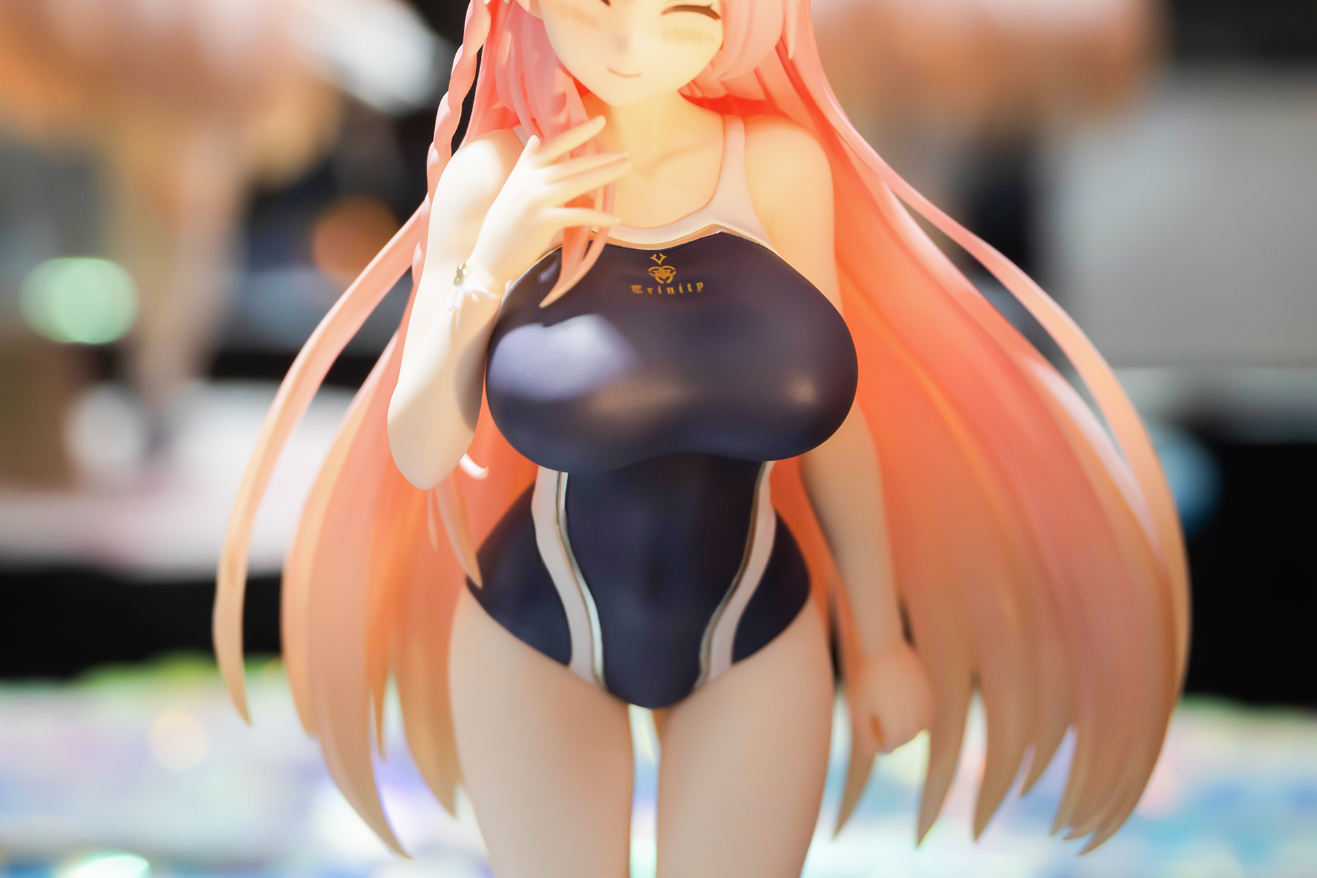 大きすぎるハナコのバストも、水着姿ならはっきりわかる!?