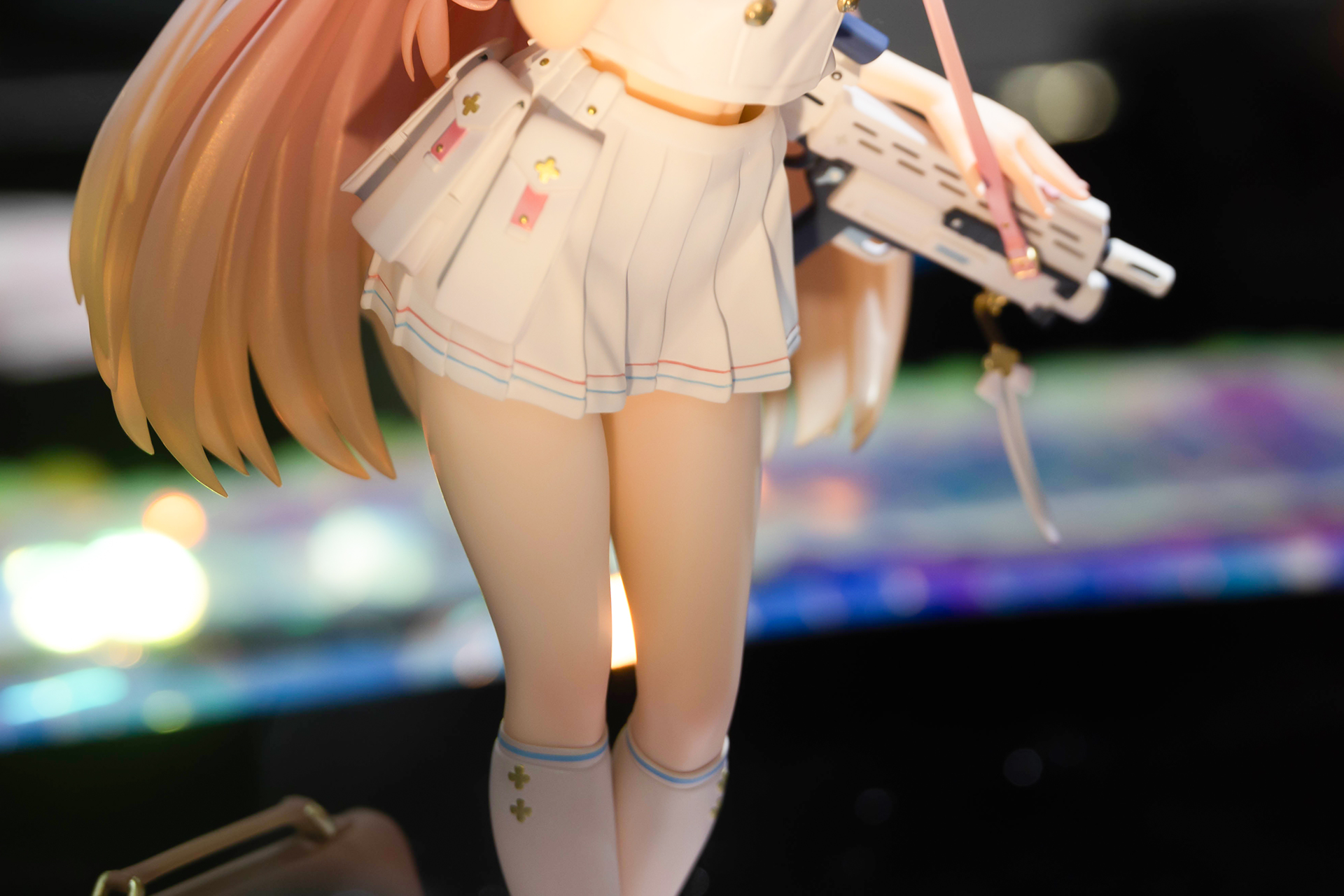 腰のあたりにも様々な小物が取り付けられている