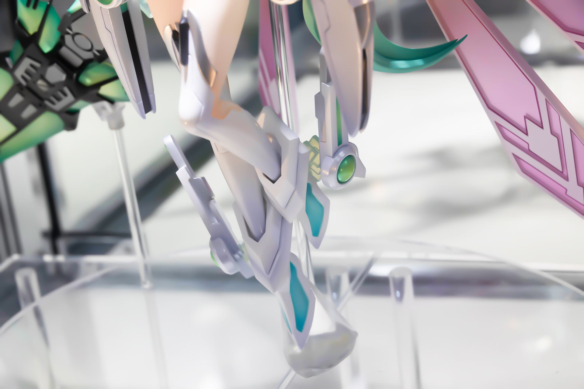 足元も凝ったデザインになっている