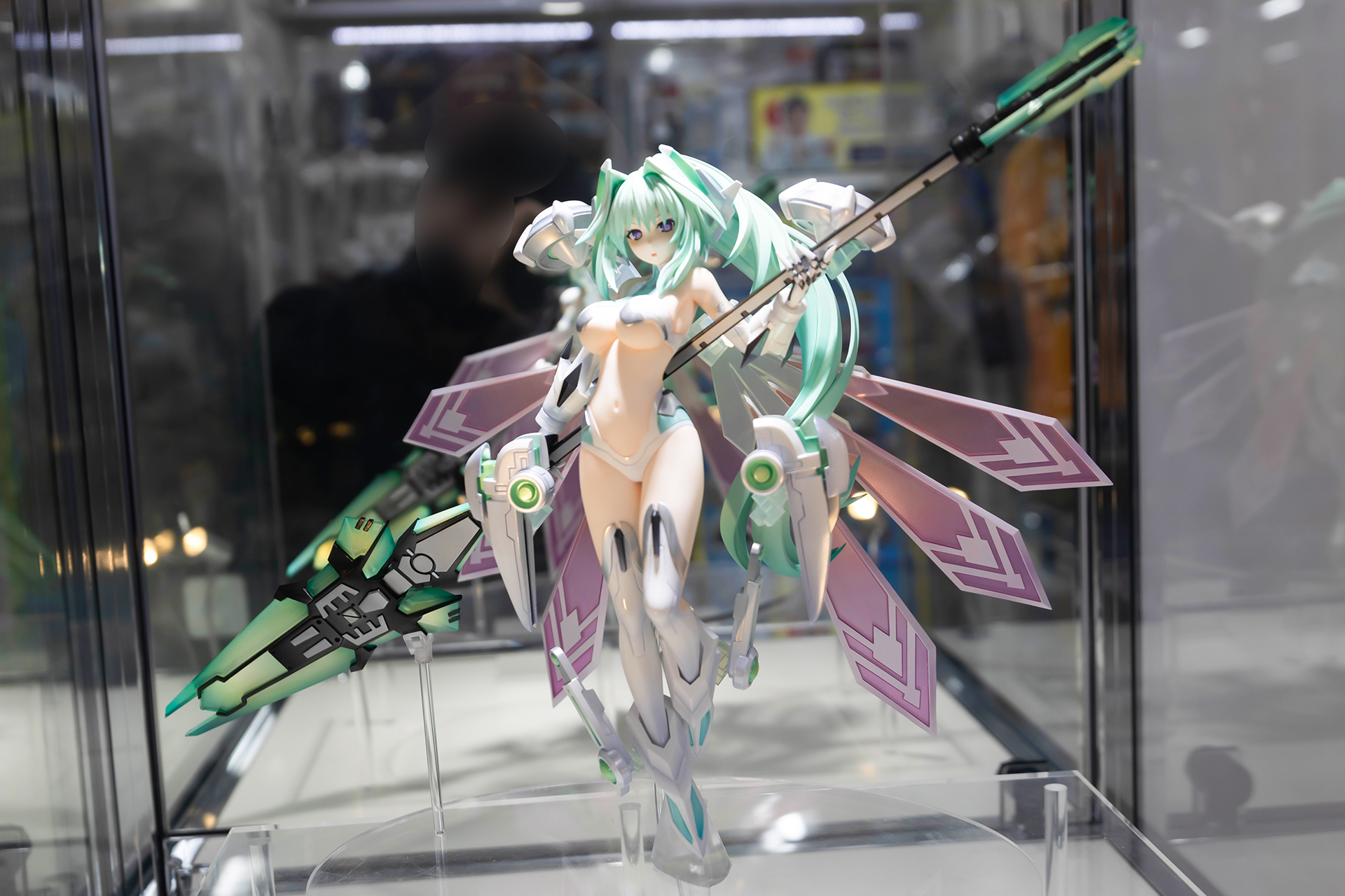 フィギュアの素材はPVCで、全高は約320mmだ