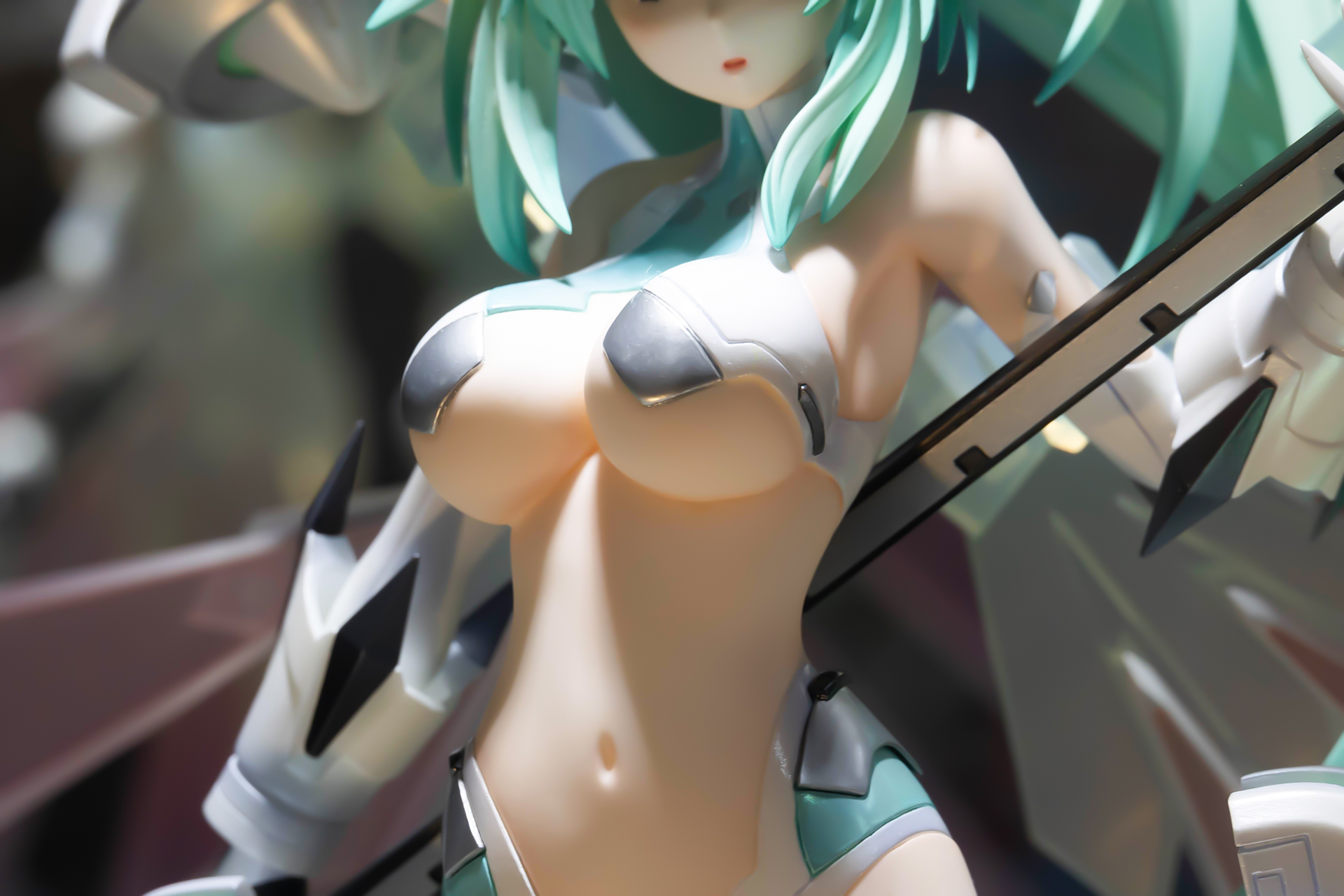 大きなバストと細い腰回りなどスタイルの良さがよくわかる