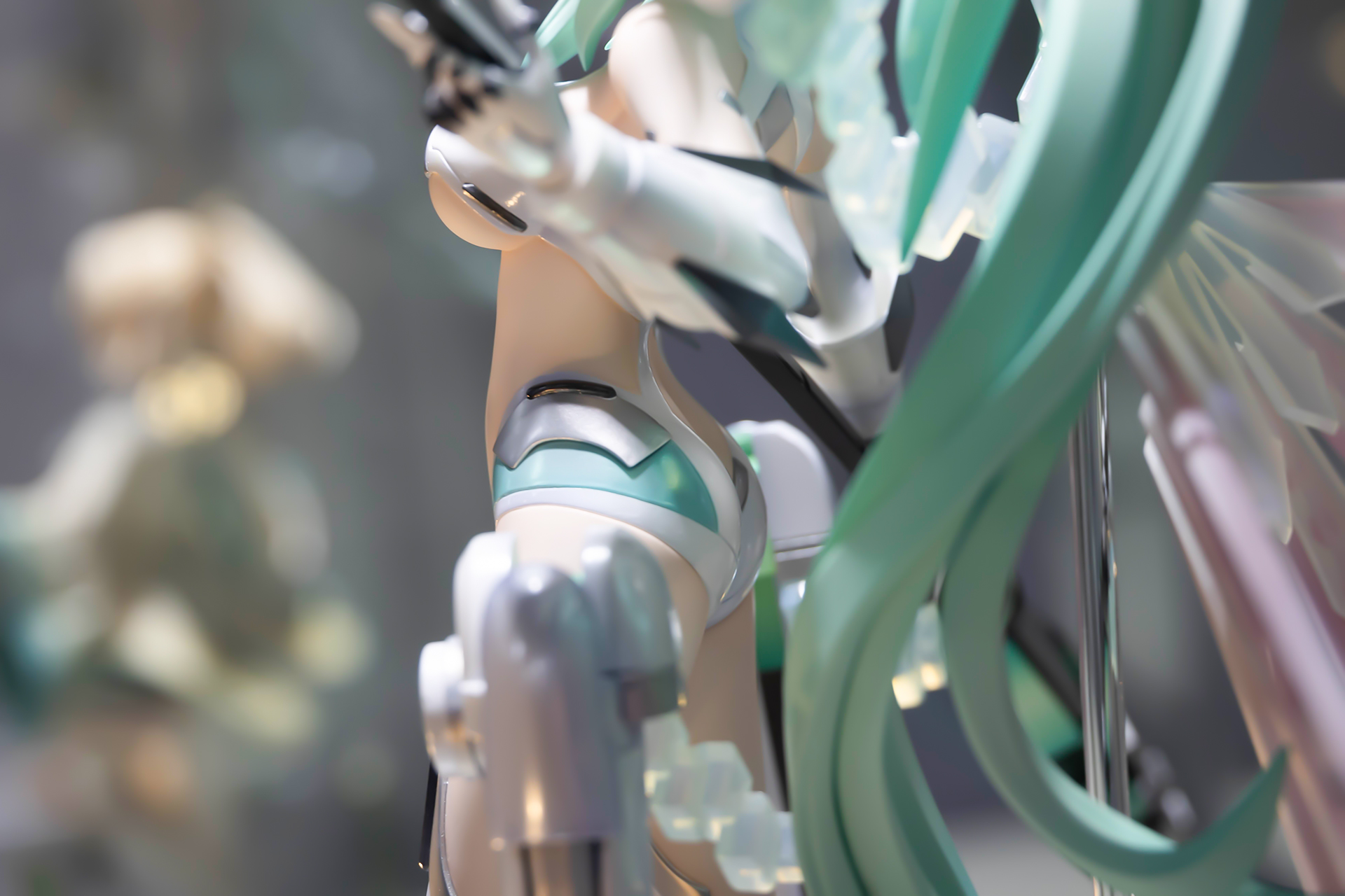 ビキニスタイルの装備ということで、わずかなスペースに様々なパーツが付けられている