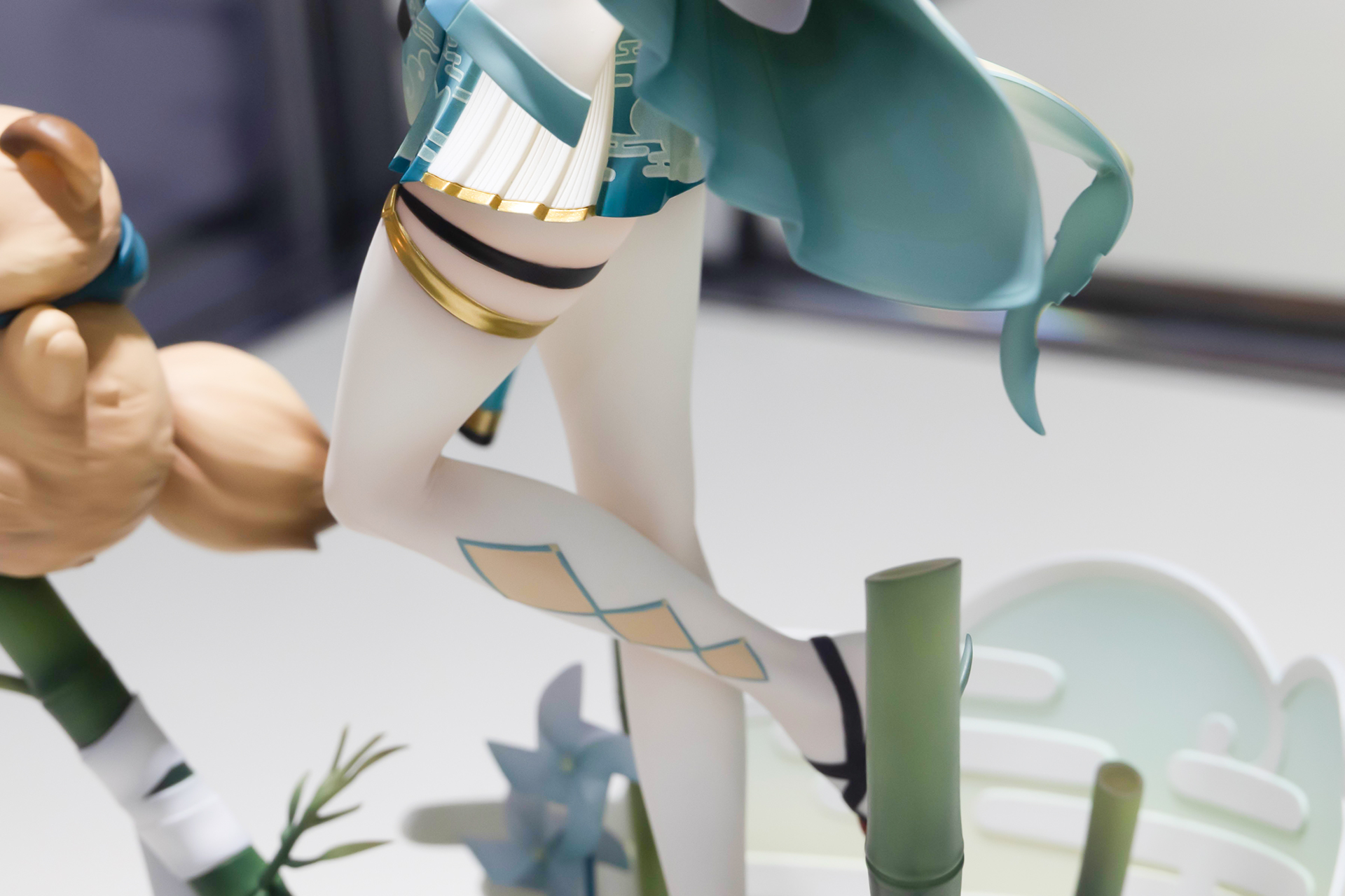 太ももには金の輪が付けられているなど、こちらも凝ったデザインになっている