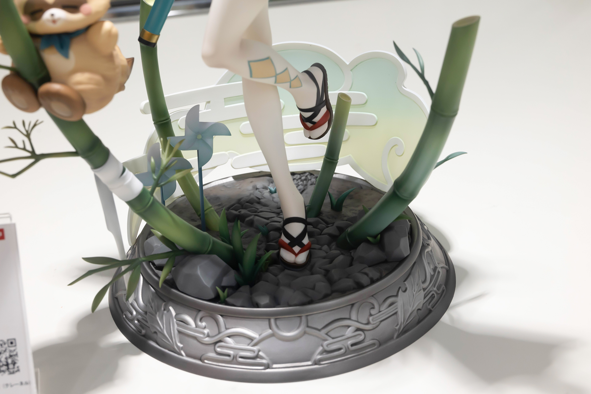 台座もかなりの作り込みだ