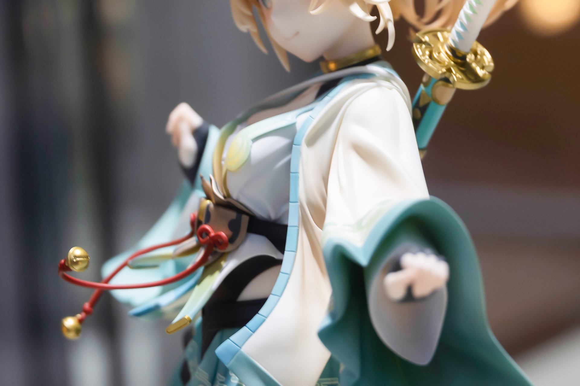 赤い紐の先に鈴が付けられている。やや宙に舞っているような造形になっているところも面白い