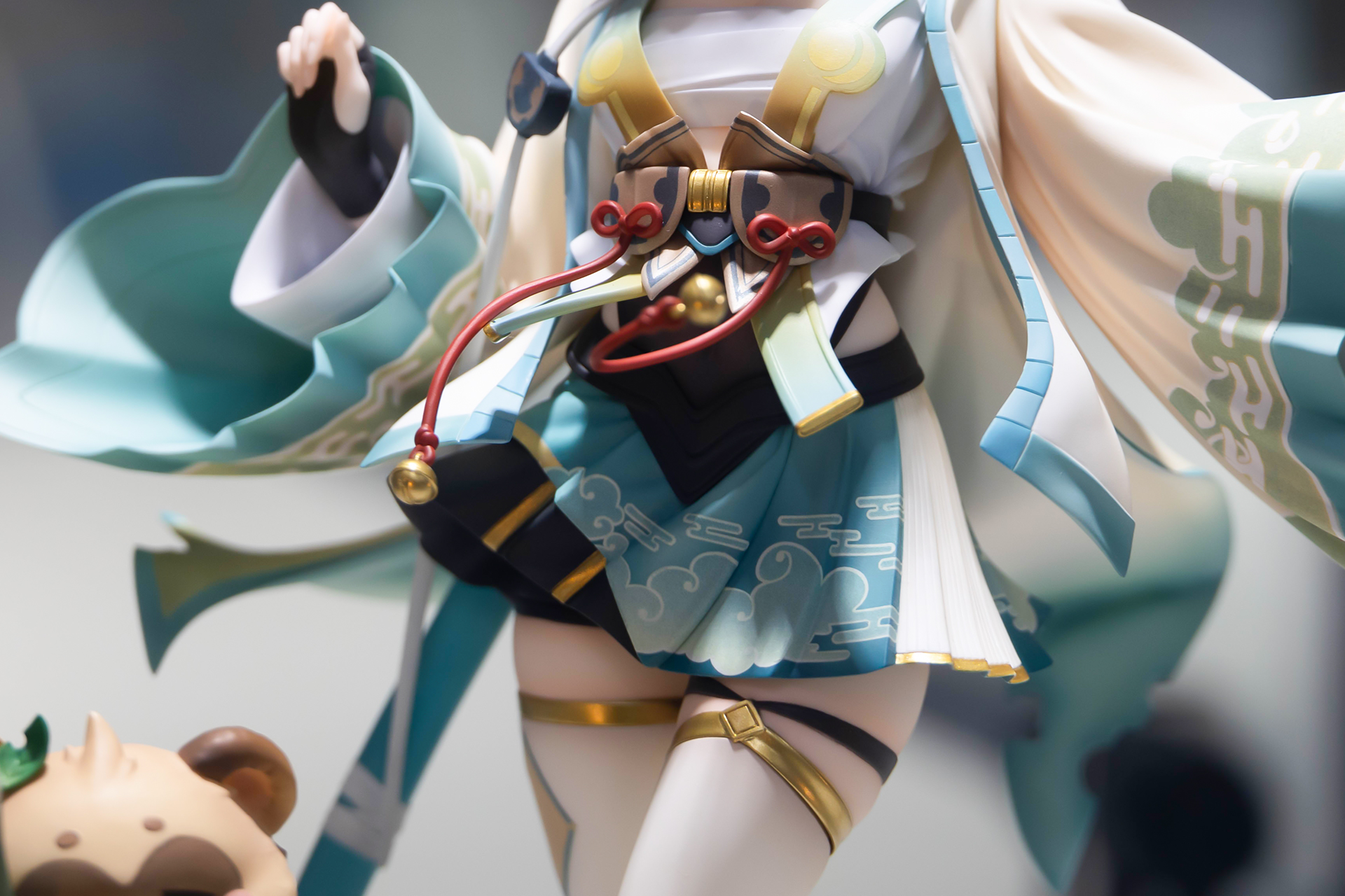 衣装自体の色合いも、白と水色を基調にしており爽やかだ