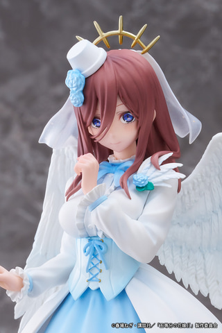 五等分の花嫁∬」より中野三玖が天使をイメージした装いで