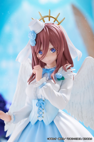 五等分の花嫁∬」より中野三玖が天使をイメージした装いでスケール