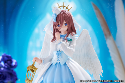 五等分の花嫁∬」より中野三玖が天使をイメージした装いで