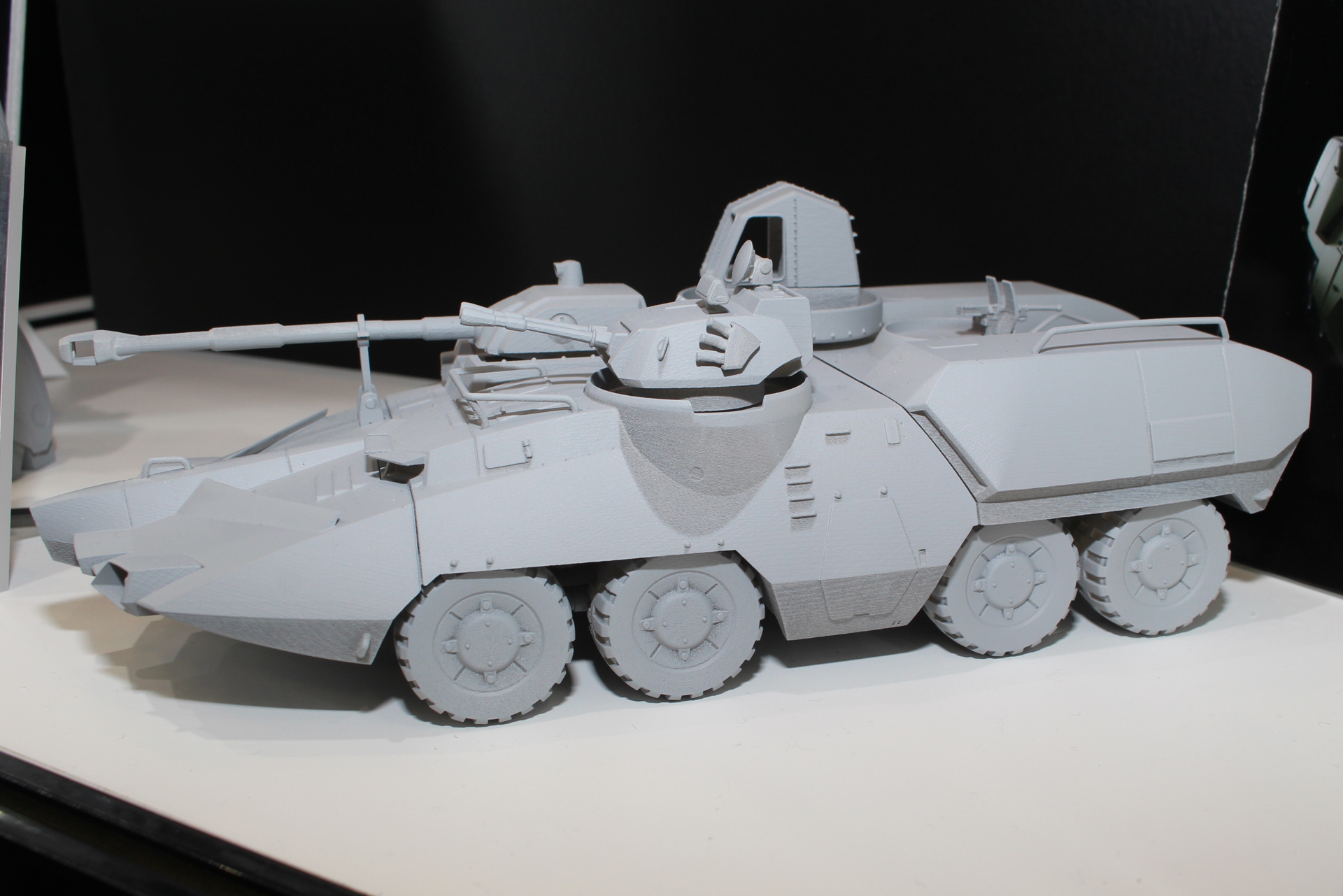 8輪のタイヤを備えた大型の装甲車両だ。武装ももちろん再現されている