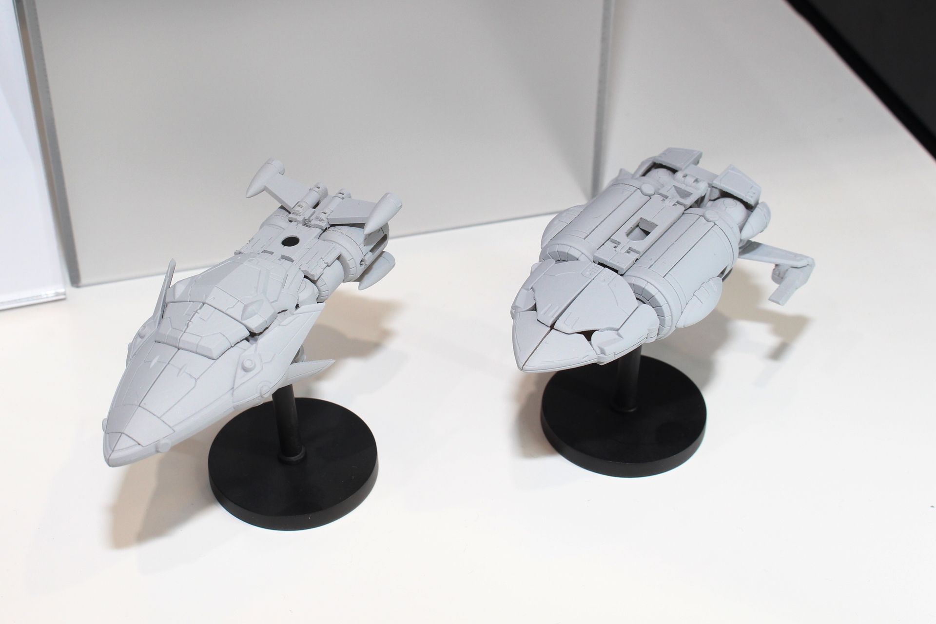 左からバスターマシン1号とバスターマシン2号。これがプラモデルというのも興味深い