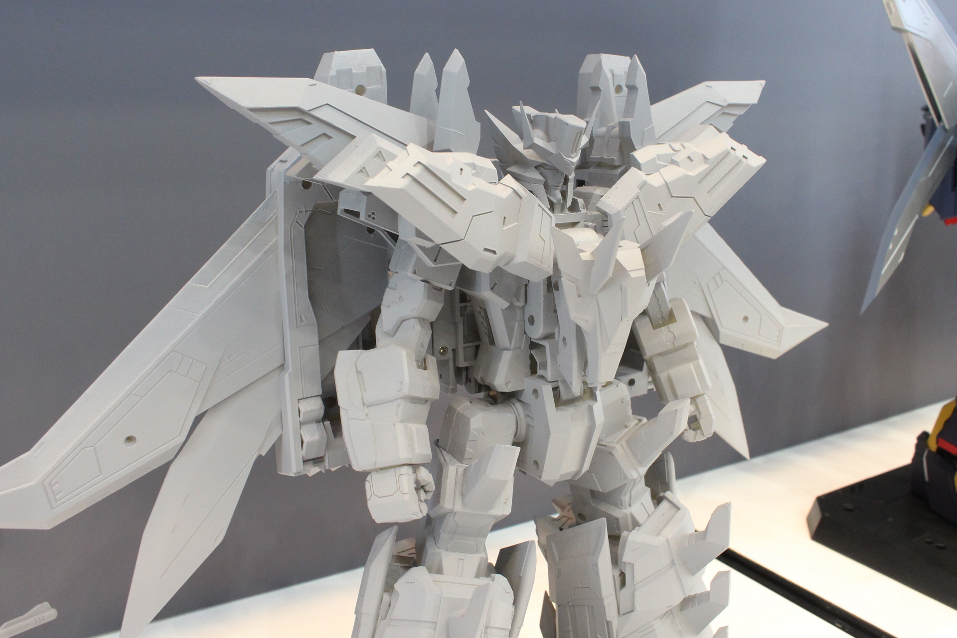 ダイリューガヒューマロイドモード。ダンクーガとはまた違う、鋭角なデザインが際立っている