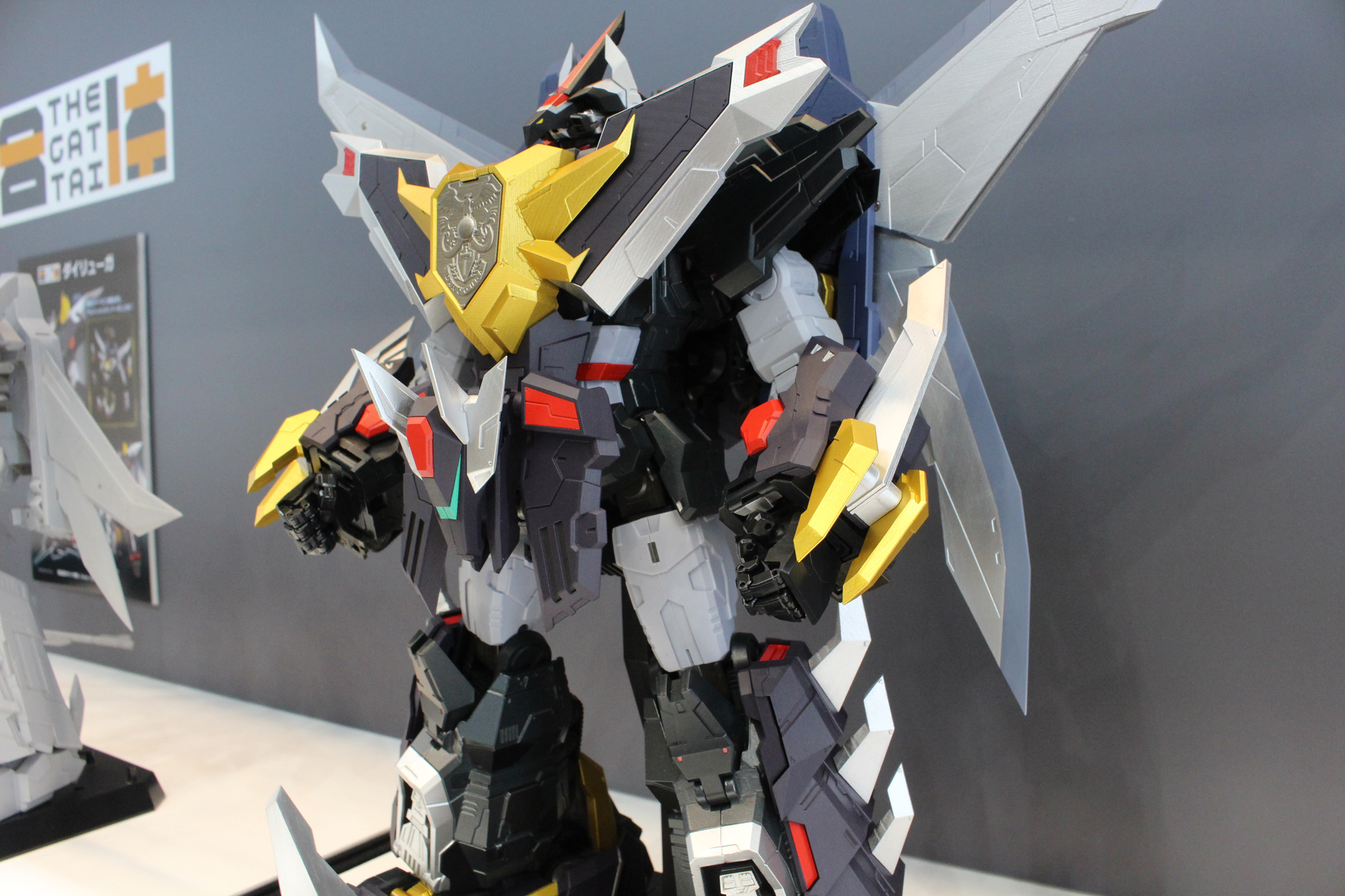 分離変形したダイリューガがダンクーガと合体し、アルティメットダンクーガとなる