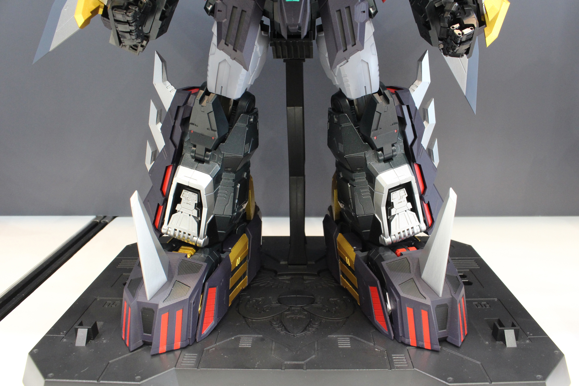 分離変形したダイリューガがダンクーガと合体し、アルティメットダンクーガとなる