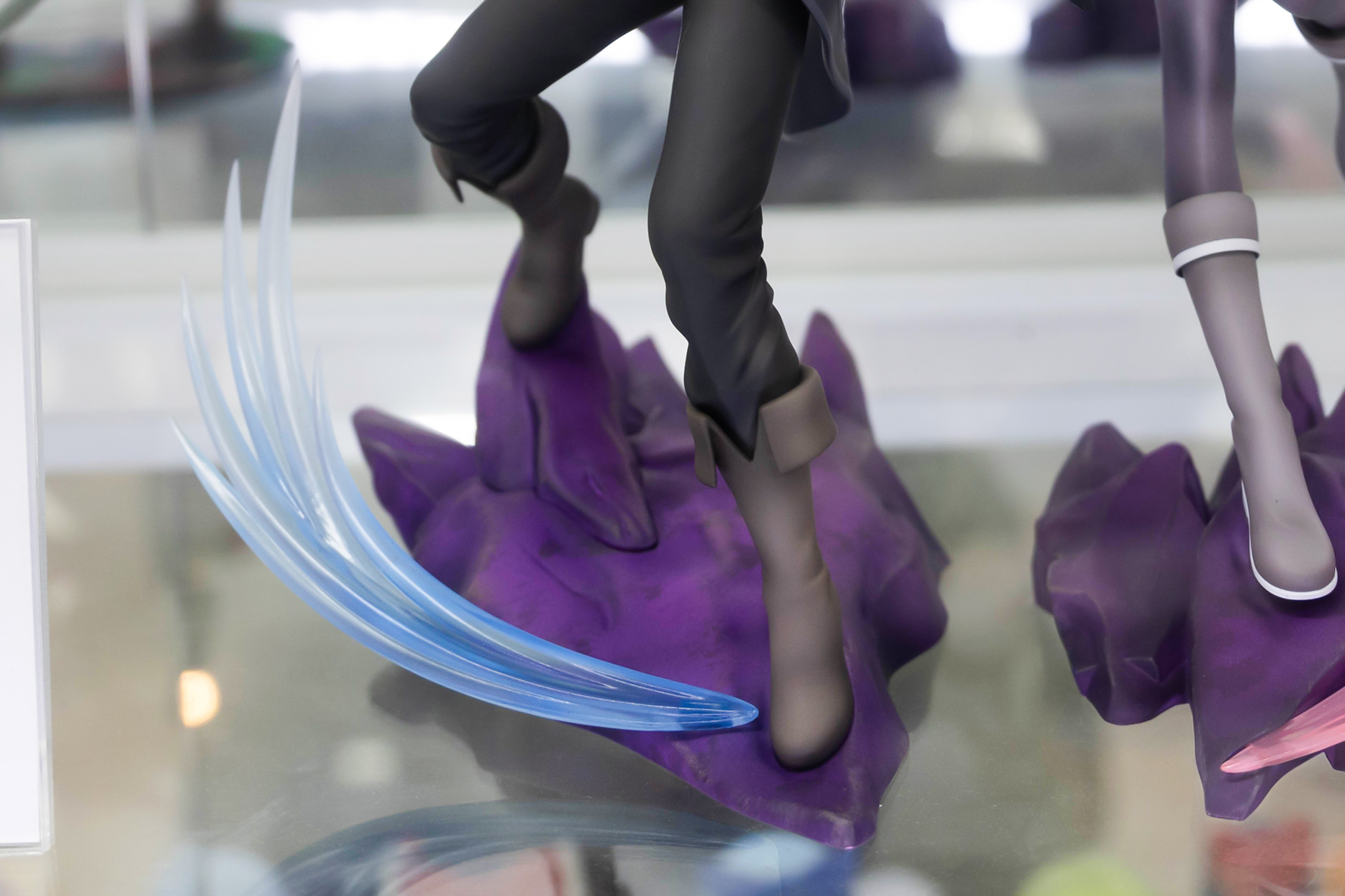 キリトの足元からは、ブルーのエフェクトが伸びている