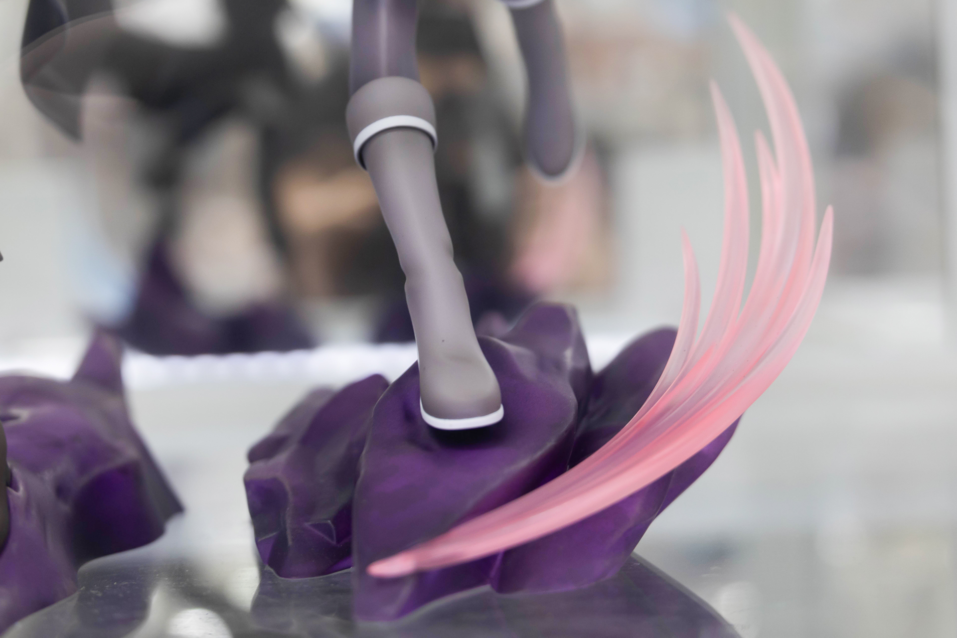 ピンク色のエフェクト部分は、真横から見ると足の動きに沿った形になっている