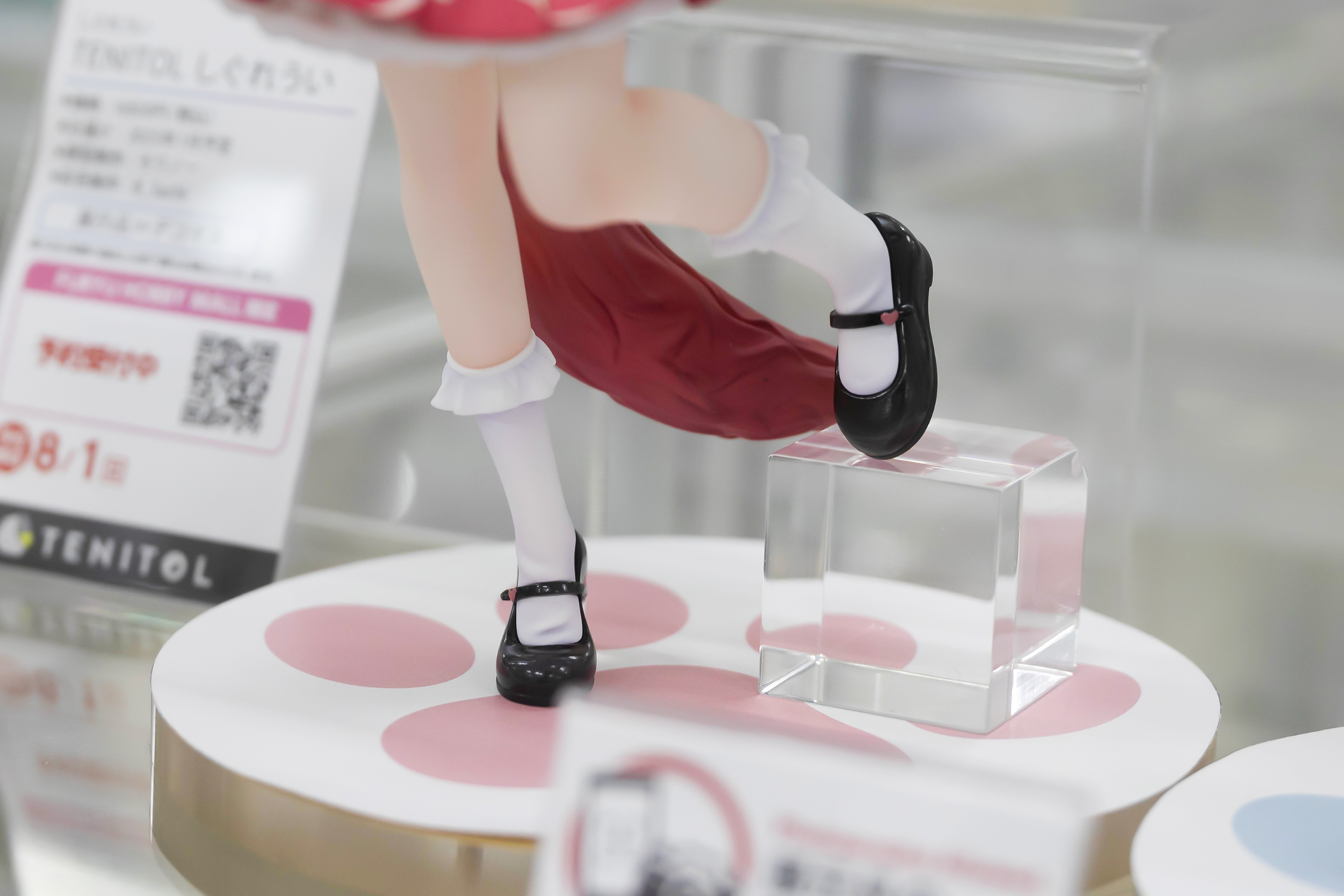 よく見ると、黒いパンプスの留め具部分はハートマークになっている