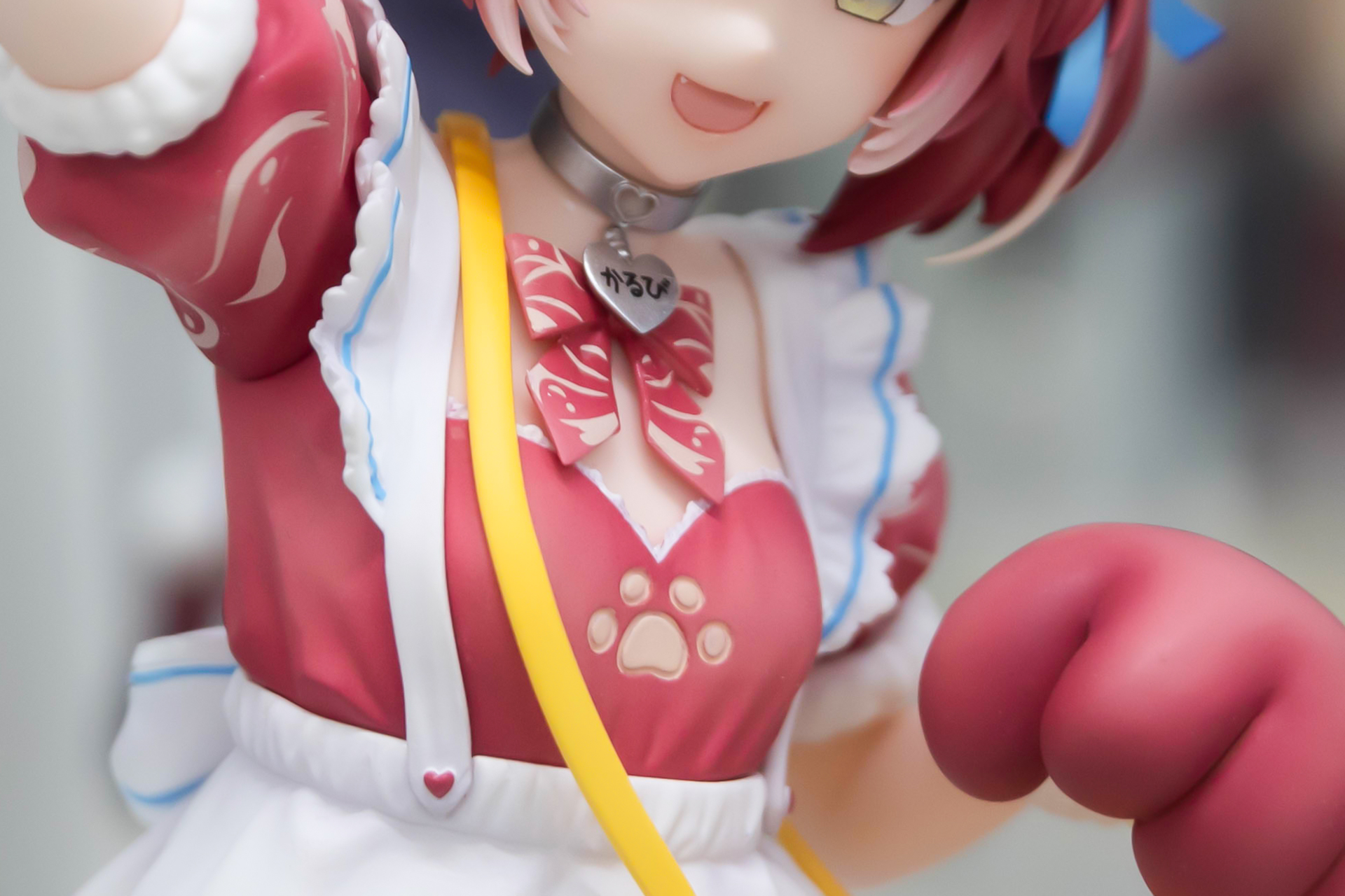 首から付けたブローチにも名前が刻まれている