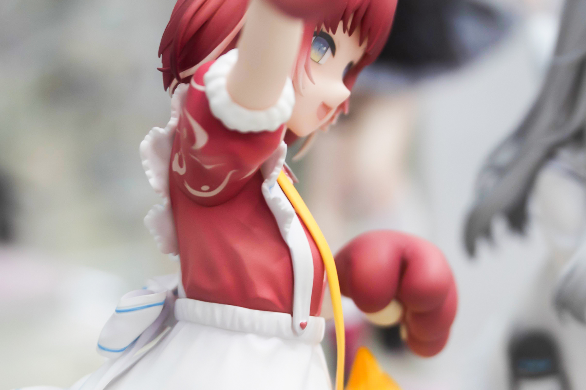 衣装のシワやフリフリなど細かい造形が施されている