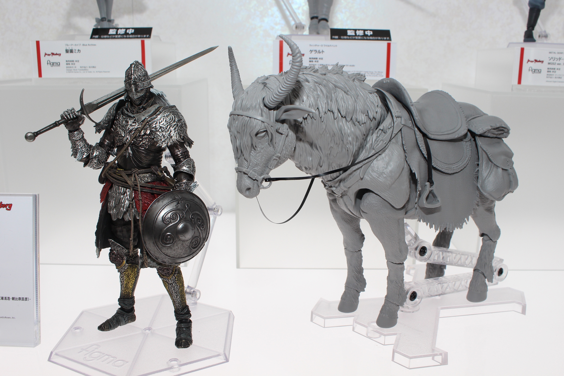 左は「figma 狼の戦鬼」（左）。2025年1月発売予定、価格は15,800円。右は「figma 霊馬・トレント」