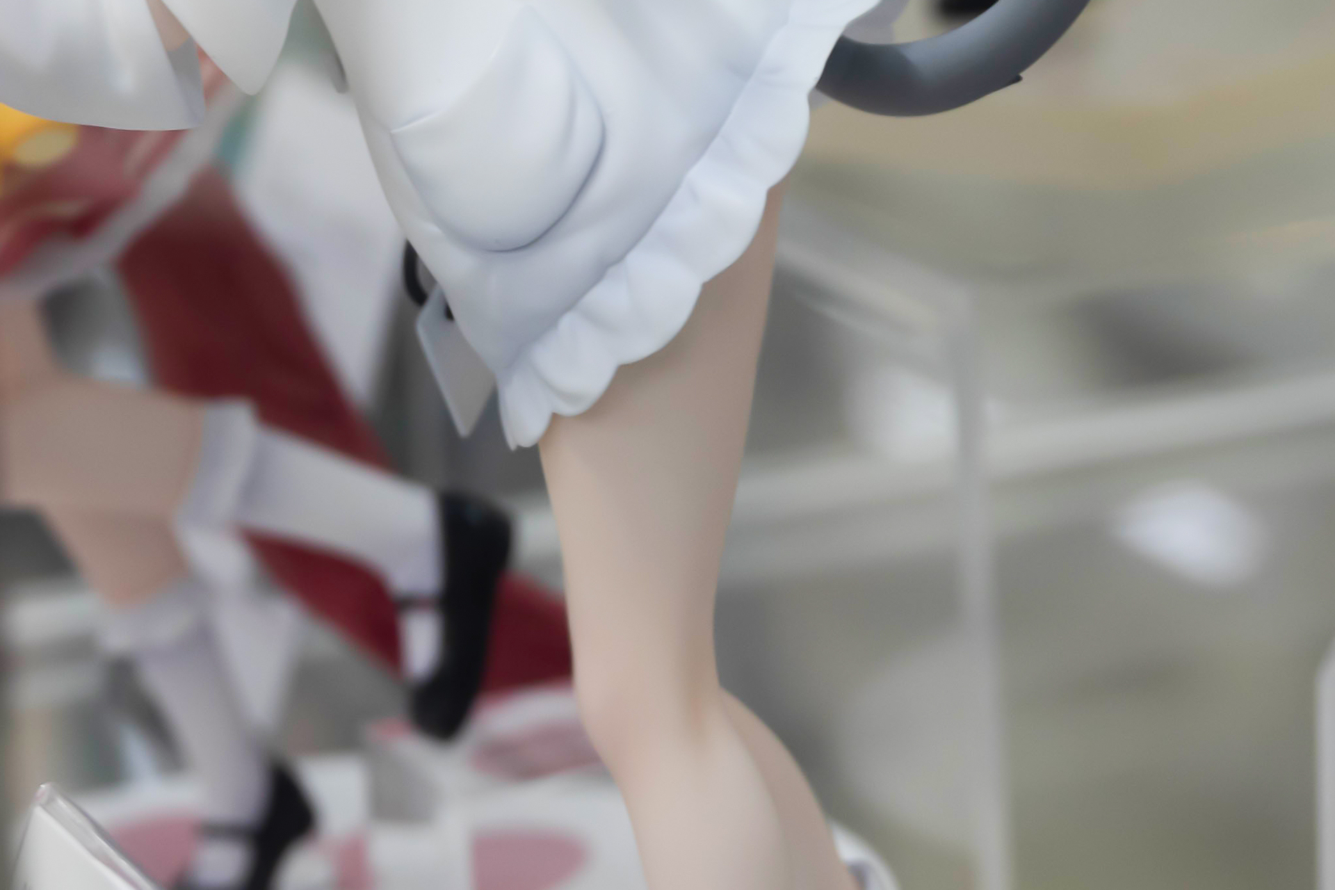 白い太ももが美しすぎる！