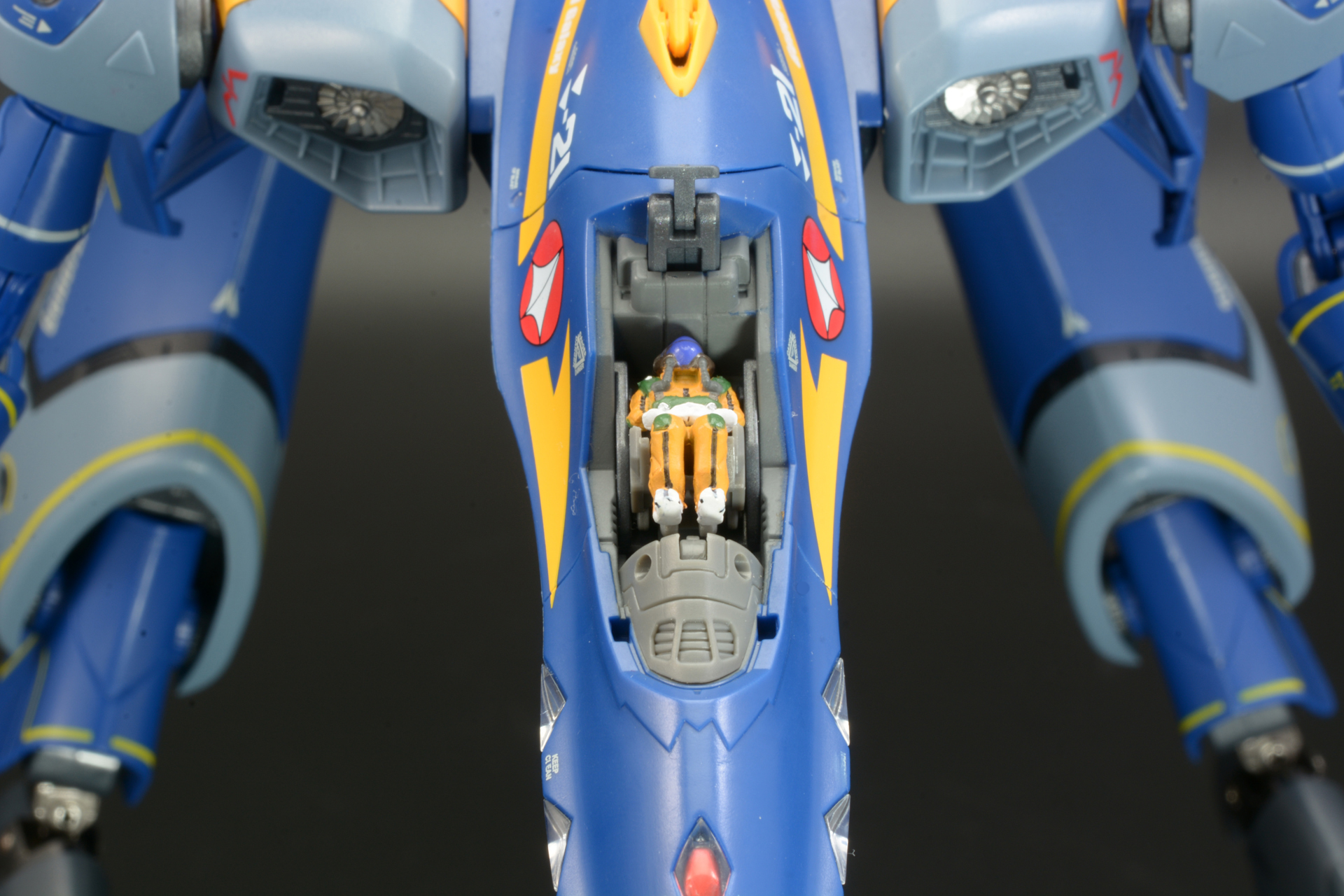 コンソールを収納し、パイロットシートを組み換え、パイロットであるガルドが寝そべっているように配置