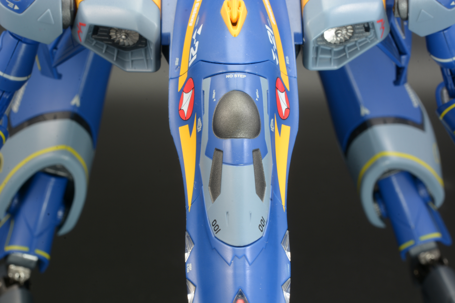 透明部分が黒い装甲に覆われたバトロイド用キャノピーを取り付ける