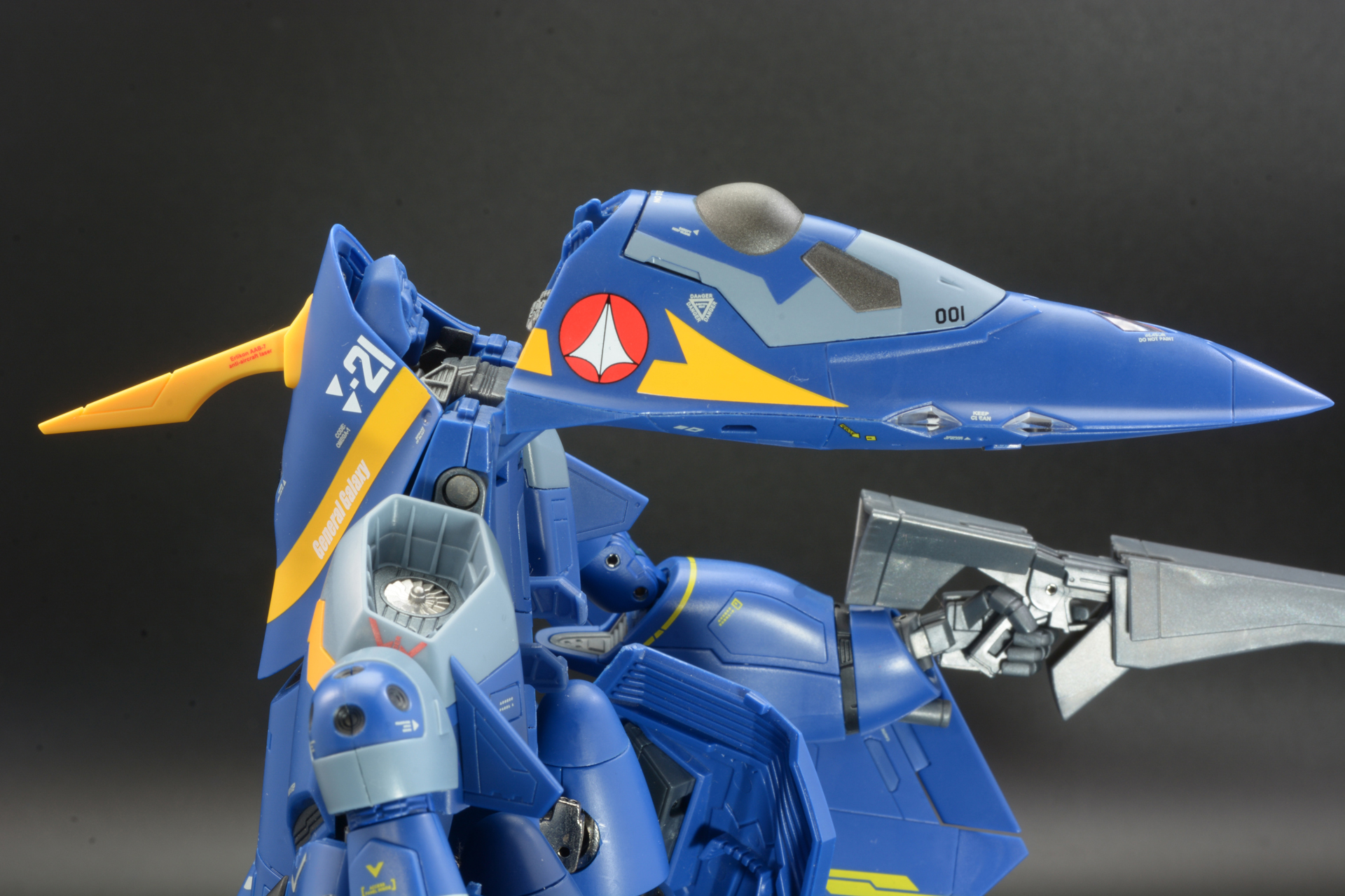 機首を折り曲げ胸にくっつける