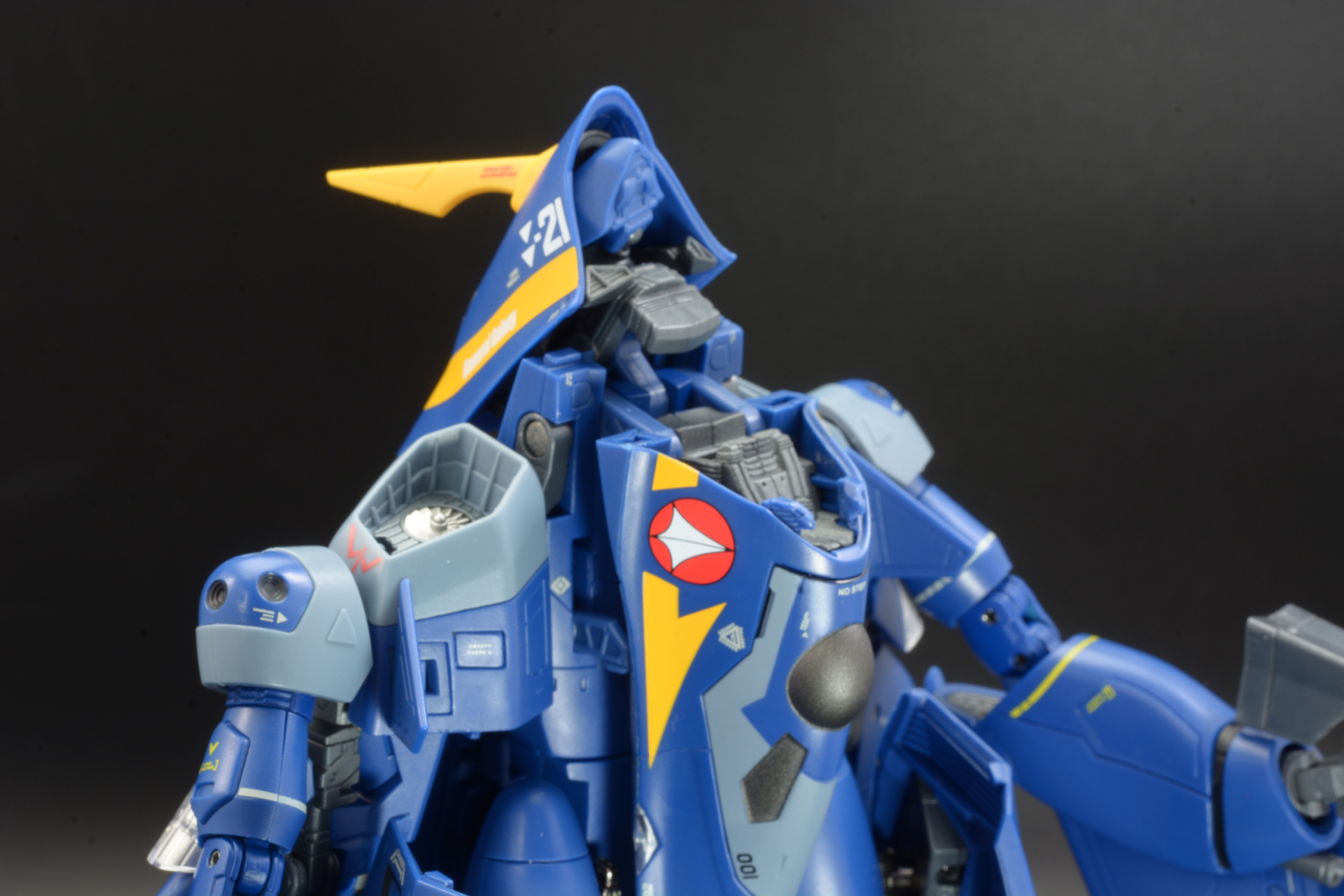 首の基部を機首部分の溝にしっかり合わせて固定させる