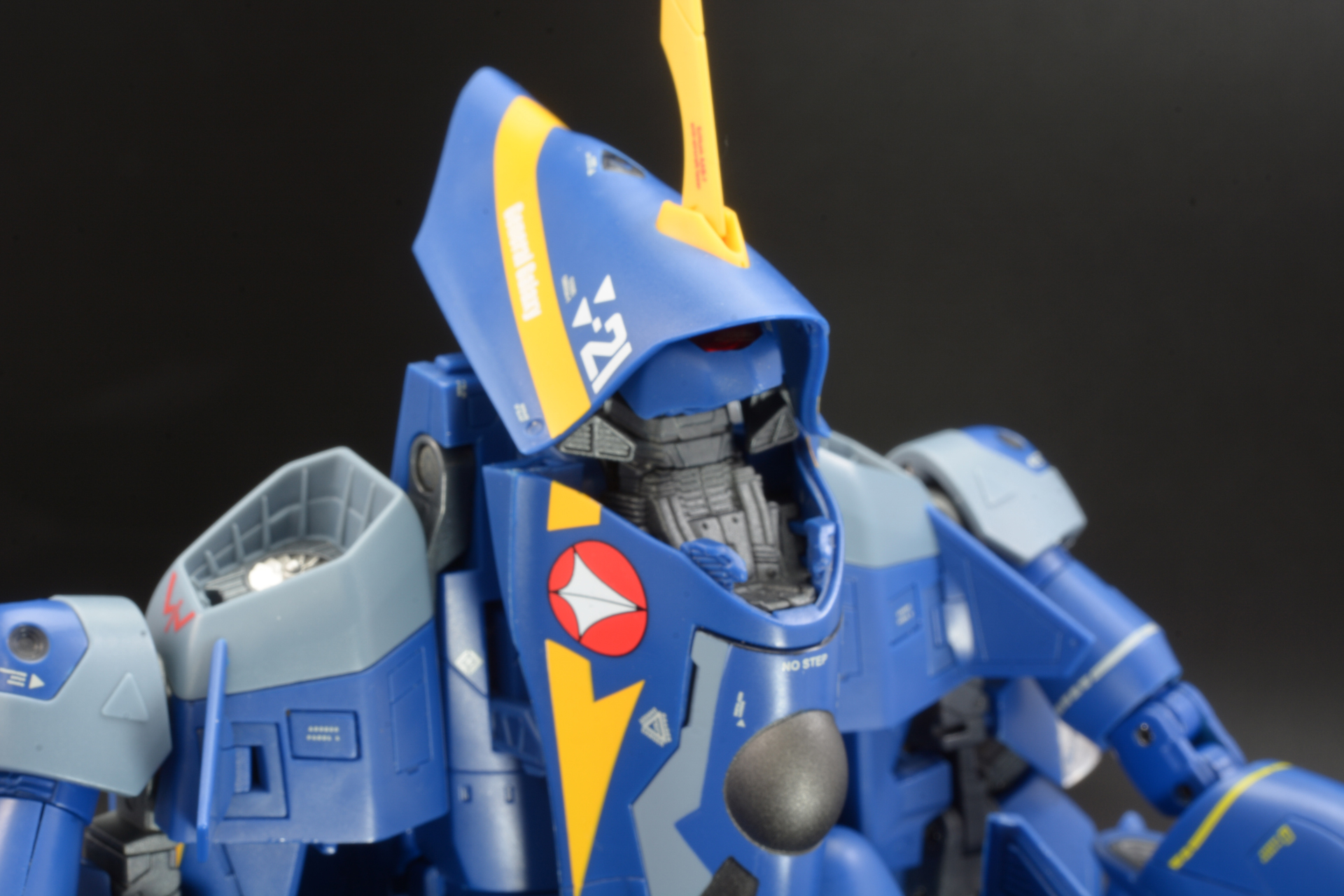 首の基部を機首部分の溝にしっかり合わせて固定させる