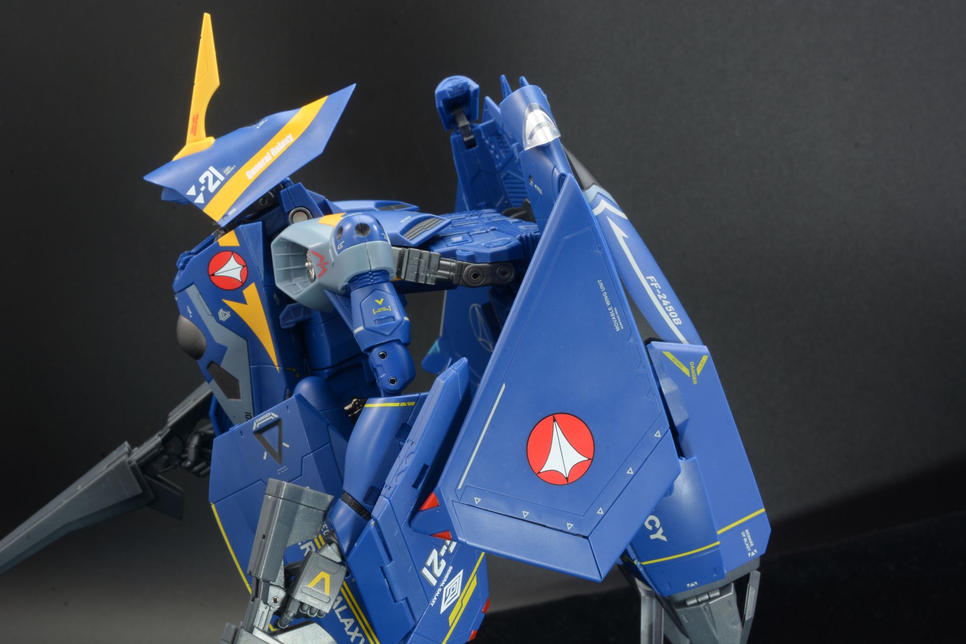 機体を折り曲げ変形させていく