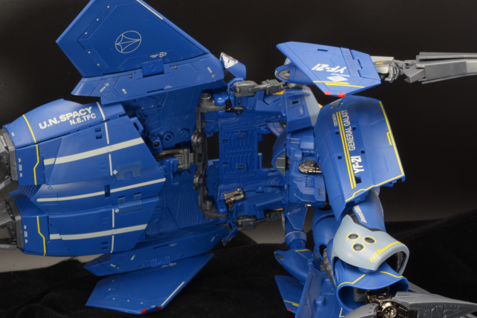 バックパックのロック部分、灰色の「クランクフレーム」の取り付け位置を移動させる