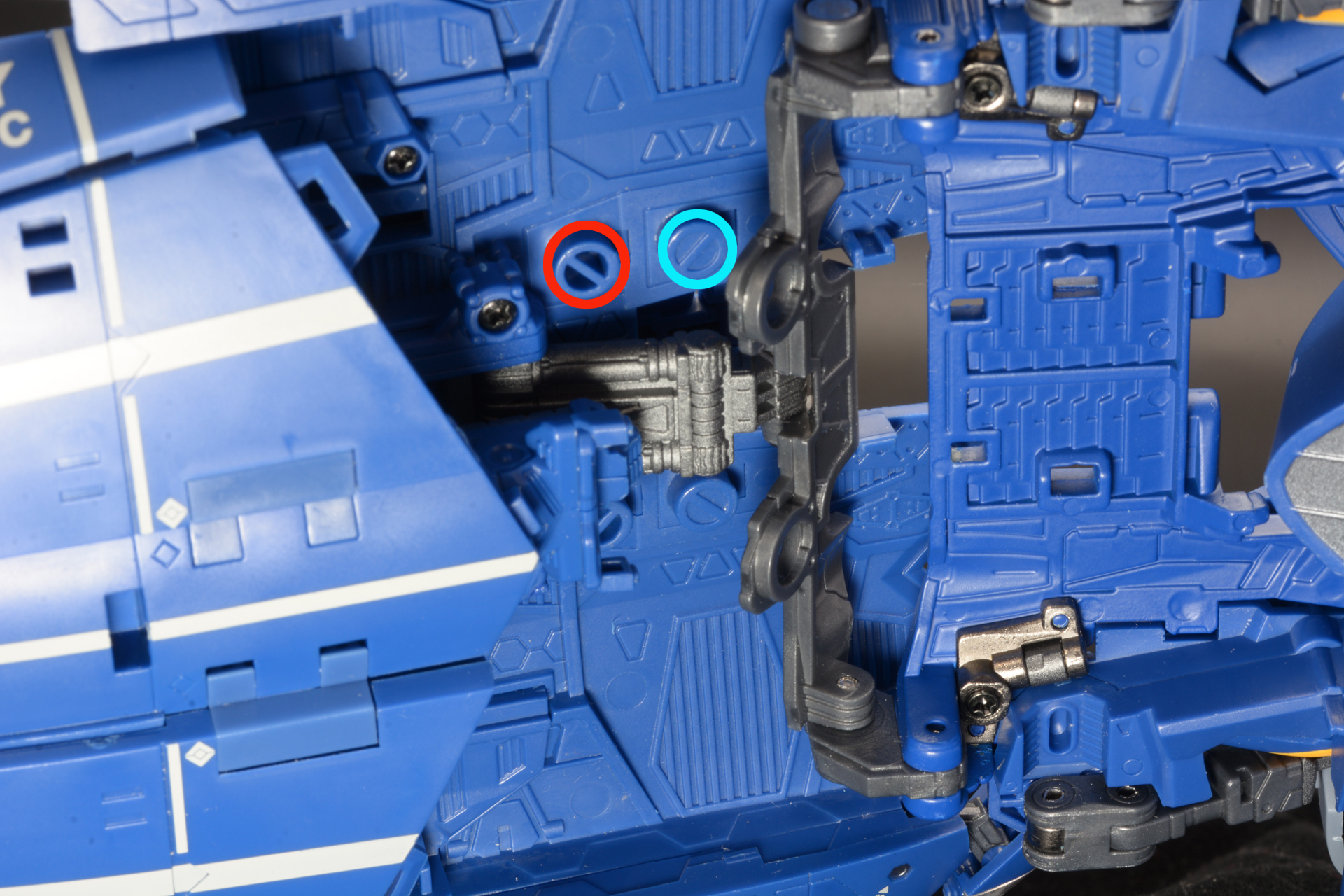 クランクフレームの穴部分を赤丸の凸部分から、水色の丸の凸部分へ移動